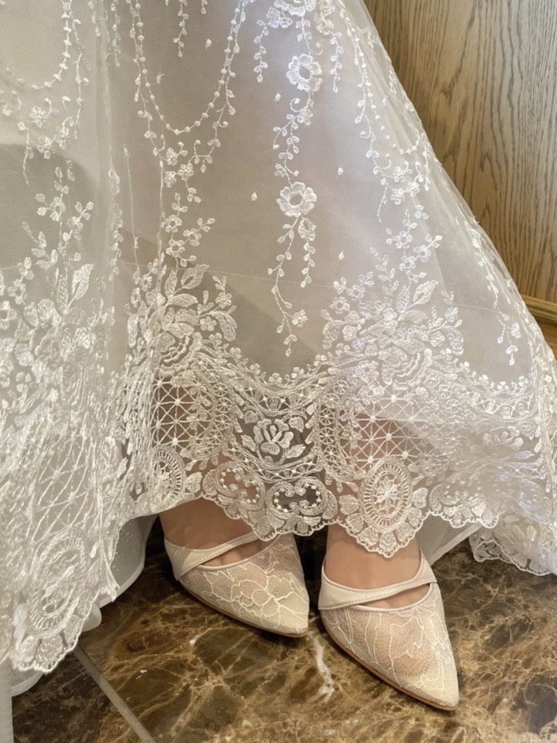 アットホームなパーティスタイルにおすすめしたい、ナチュラルでおしゃれなウェディングドレス