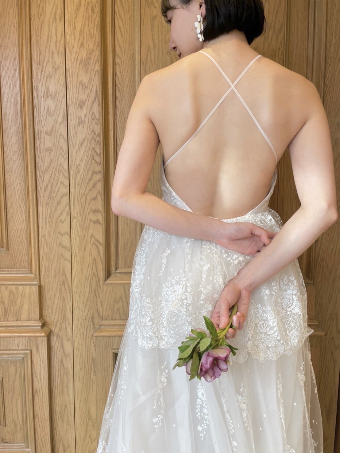 春や夏の結婚式におすすめの、キャミソールタイプのナチュラルなウェディングドレス