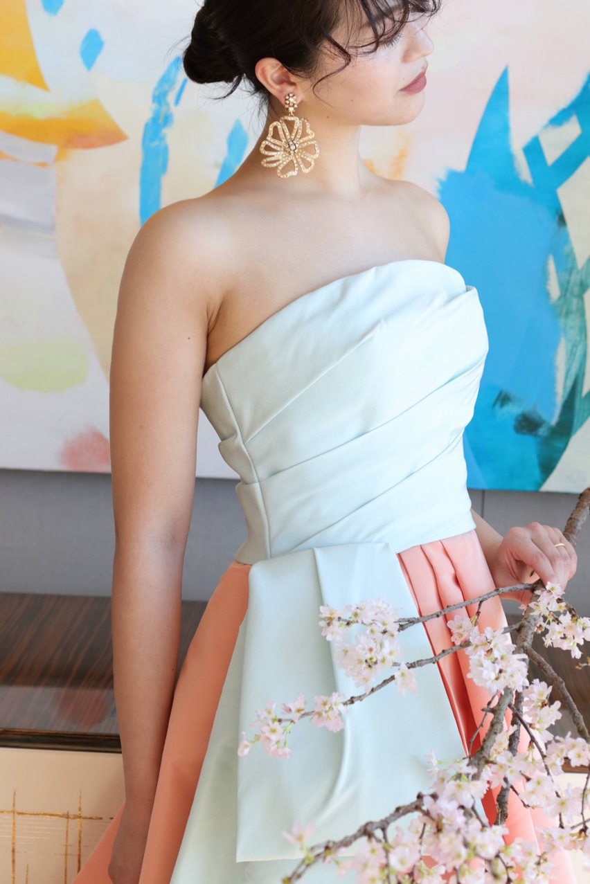 シンプル且つ洗練された雰囲気のカラードレスには、きらっと輝く大振りのイヤリングを合わせることで、上品さとお洒落さを合わせ持つパレス花嫁におすすめしたいコーディネートに仕上がります