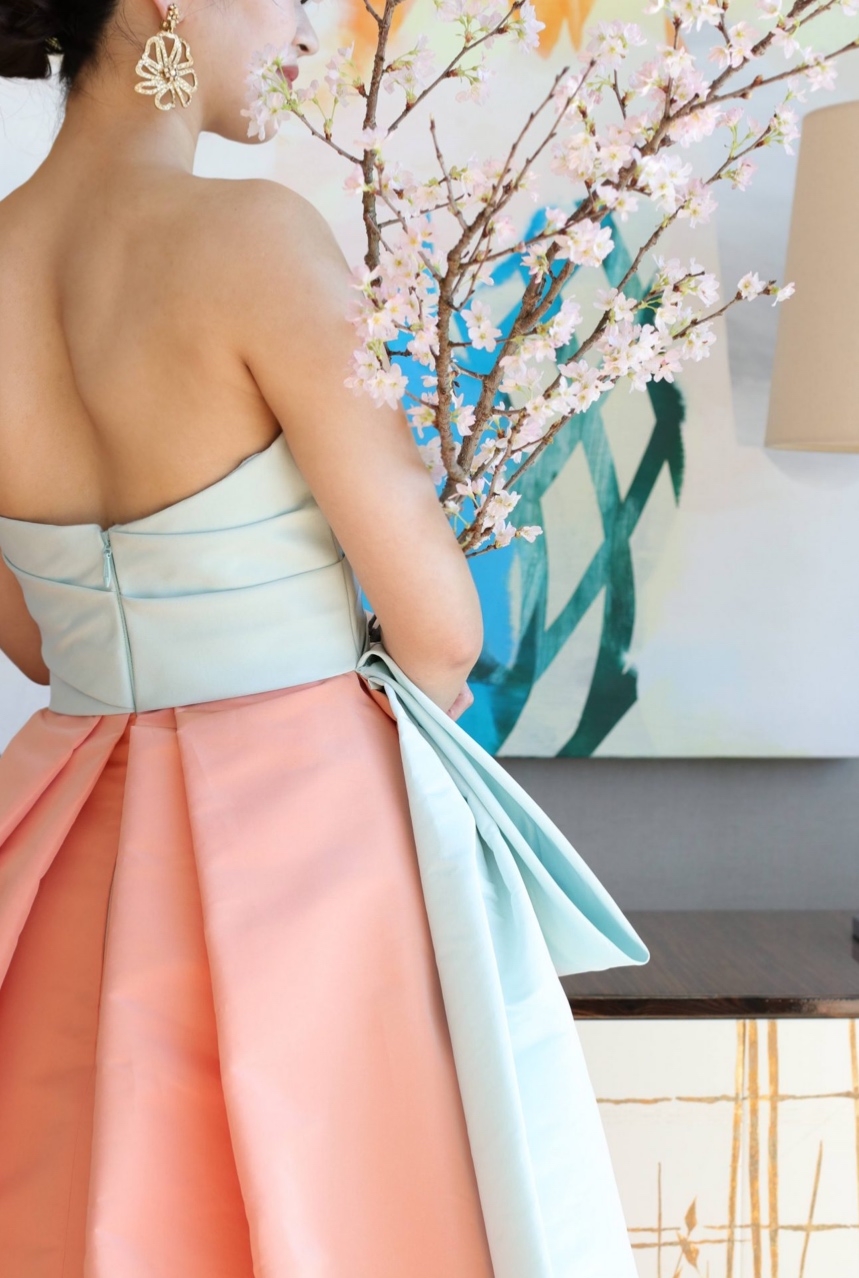パレスホテル東京で結婚式を挙げられる花嫁様におすすめしたい新作カラードレスは、アメリカ発のドレスブランド、モニークルイリエの水色とピンク色のバイカラーが美しいドレスです