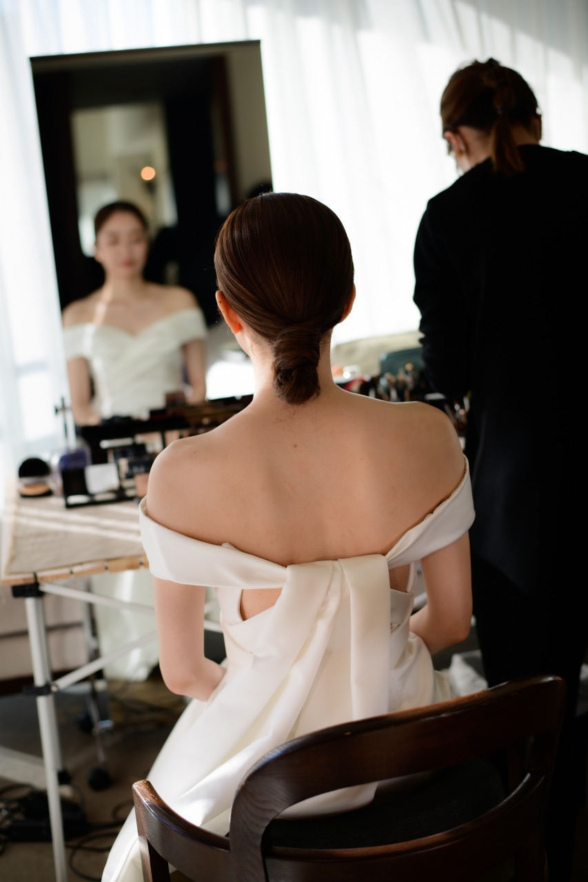 パレスホテル東京の提携ドレスショップトリートドレッシングで扱うバックスタイルが可愛いモニークルイリエのウェディングドレスを着ているご新婦様