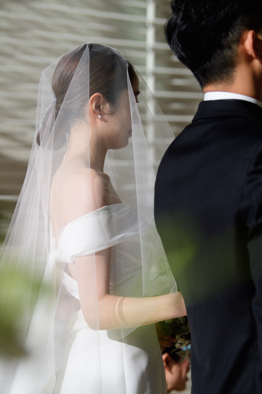 オフショルダーと透明感のあるベールのコーディネートが美しい、パレスホテル東京で挙式をあげられたご新婦様。