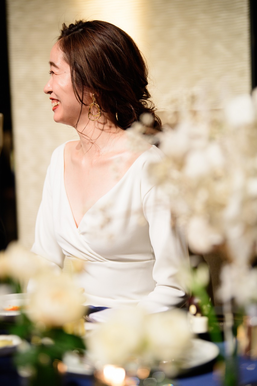 トリートアディション店の提携会場パレスホテル東京でアムサーラのVカットの胸元が美しいドレスを着こなしたご新婦様。