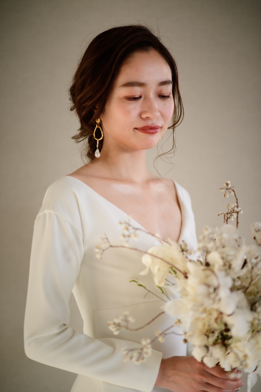 パレスホテルでモダンなアムサーラのウェディングドレスとオスカーデラレンタの人気のイヤリングをコーディネートしたオシャレな花嫁様