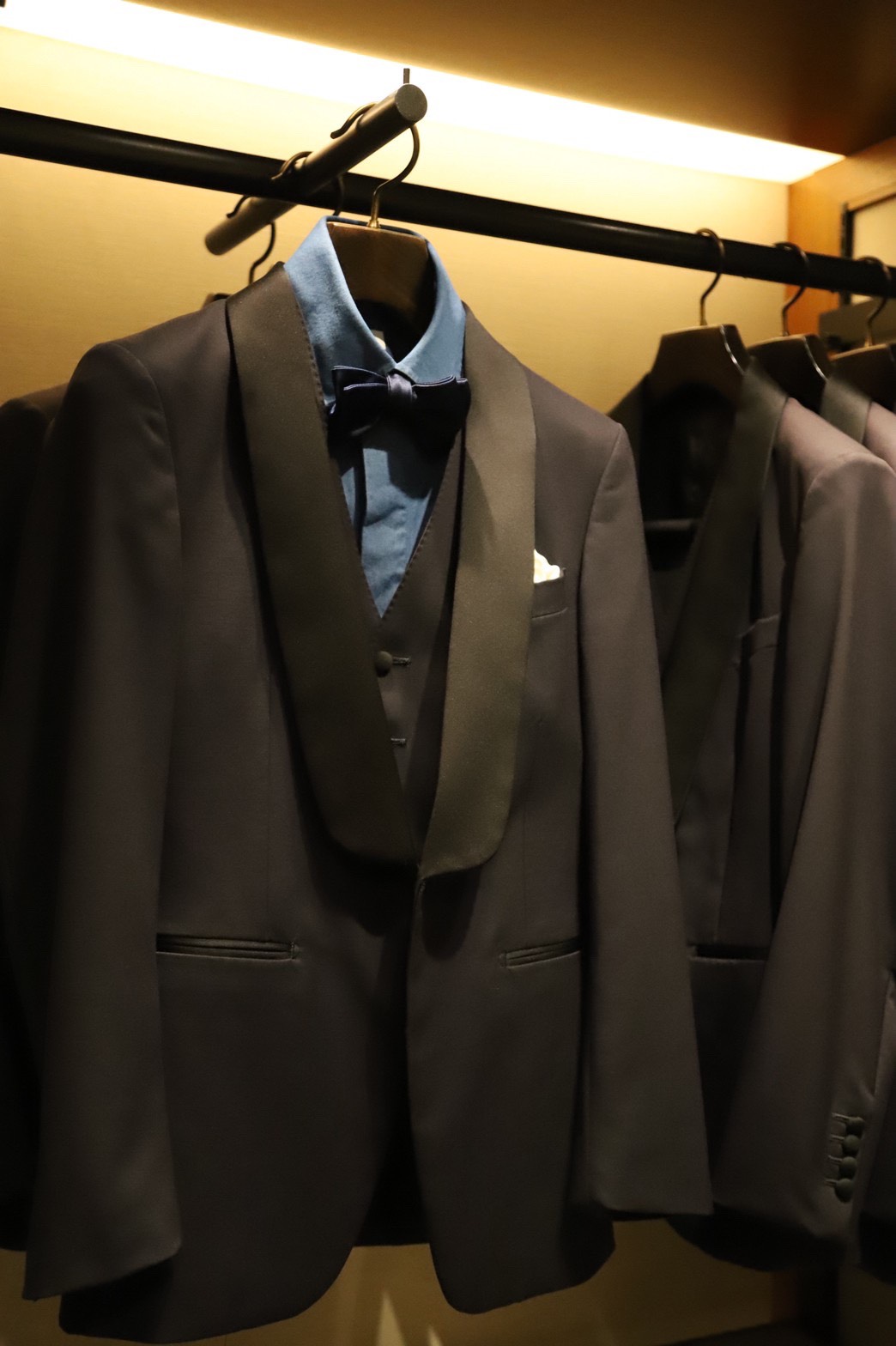 トリートドレッシング大阪店では、ブラックタキシードだけでなくミッドナイトブルーのタキシードの取り扱いもございます。男性的でモダンなスタイルを演出できます。その他にお色直しでお召いただけるカジュアルウェアの取り扱いもございます。