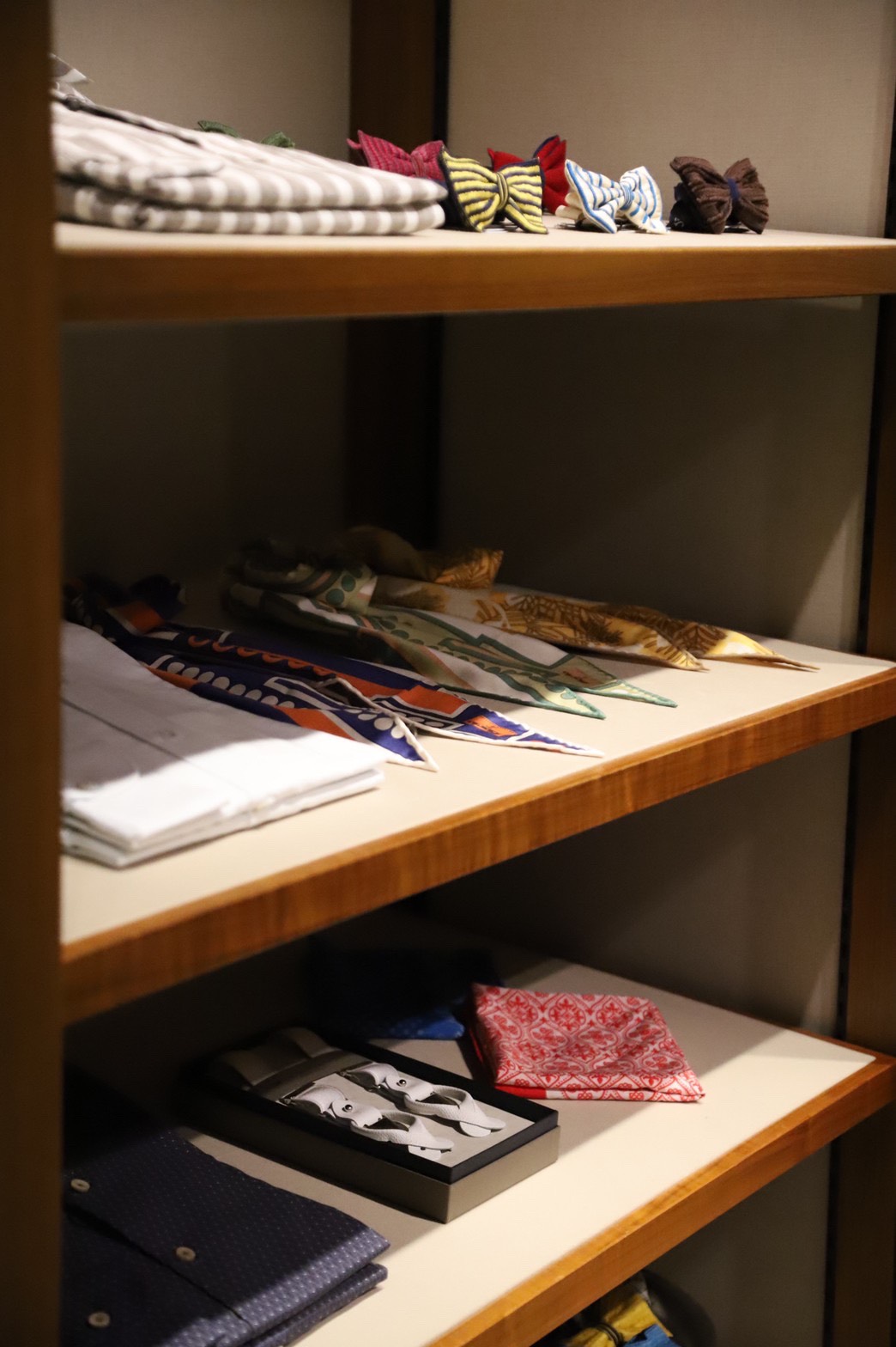 トリートドレッシングで買い付ける小物は、ピッティ・ウオモというファッションの祭典に足を運び、毎年シーズンのトレンドにあった小物をセレクトしております。またトリートドレッシングの店頭に並ぶドレスとのバランスも考慮した買い付けを行っておりますので、是非コーディネートを楽しんでいただきたいです。