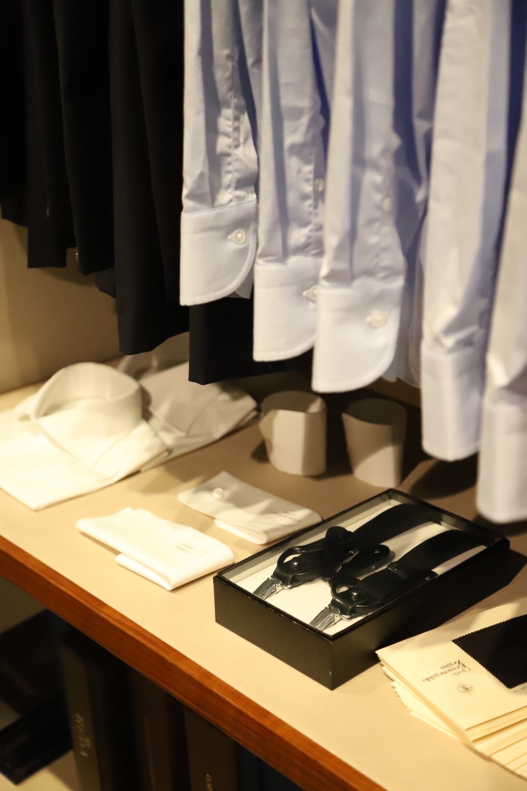 昨年10月に誕生した「THE G`S HIDEOUT.」。トリートドレッシングから生まれた新レーベルです。オーダースーツ・オーダーシャツ・ネクタイとお客様のビジネスシーンで使用いただけるウェアと小物を取り扱っております。