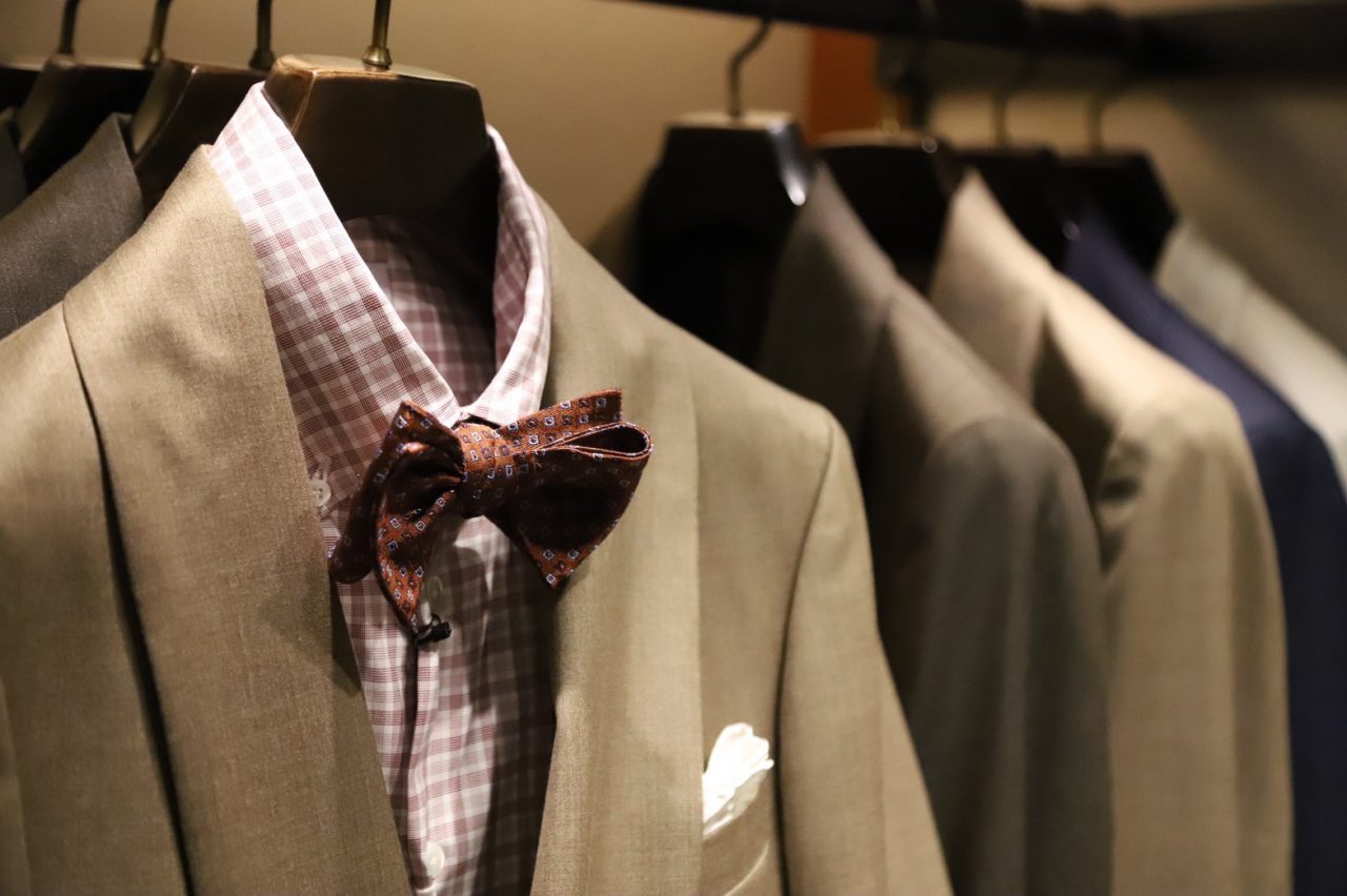 トリートドレッシングでは、新婦様のカラードレスに合わせて新郎様の身につける小物をセレクトしております。またお色直しシーンでお召いただける衣装もカラーバリエーションを持たせております。是非、こだわりや個性を活かして自身のスタイルを表現してみてはいかがでしょうか。