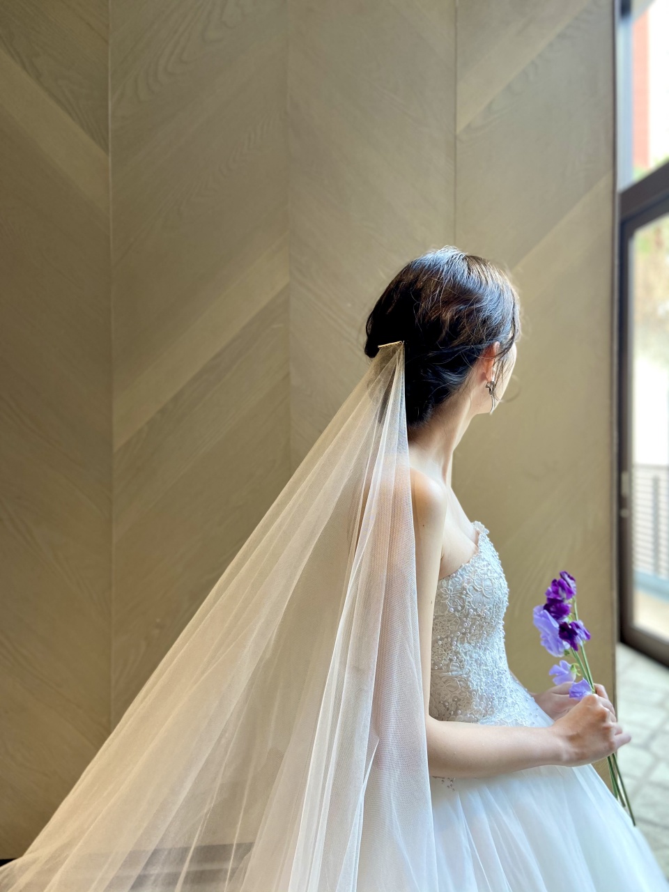 ウィズザスタイルのナチュラルなパーティーでは、神秘的なベールを纏って特別感のあるコーディネートを