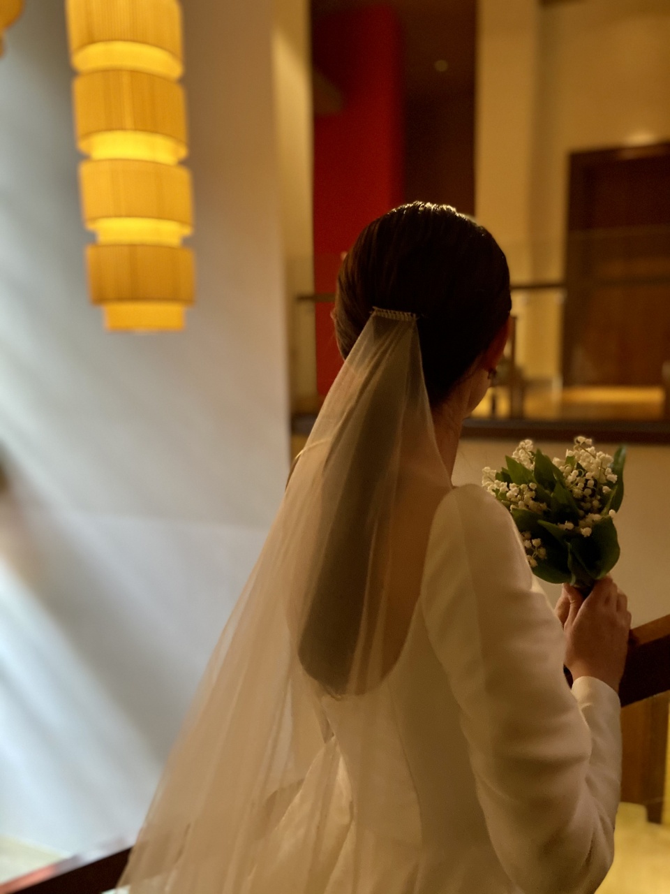 ウィズザスタイルのアットホームな挙式では、透明感のあるベールを合わせて、特別感のあるエレガントなコーディネートがおすすめ