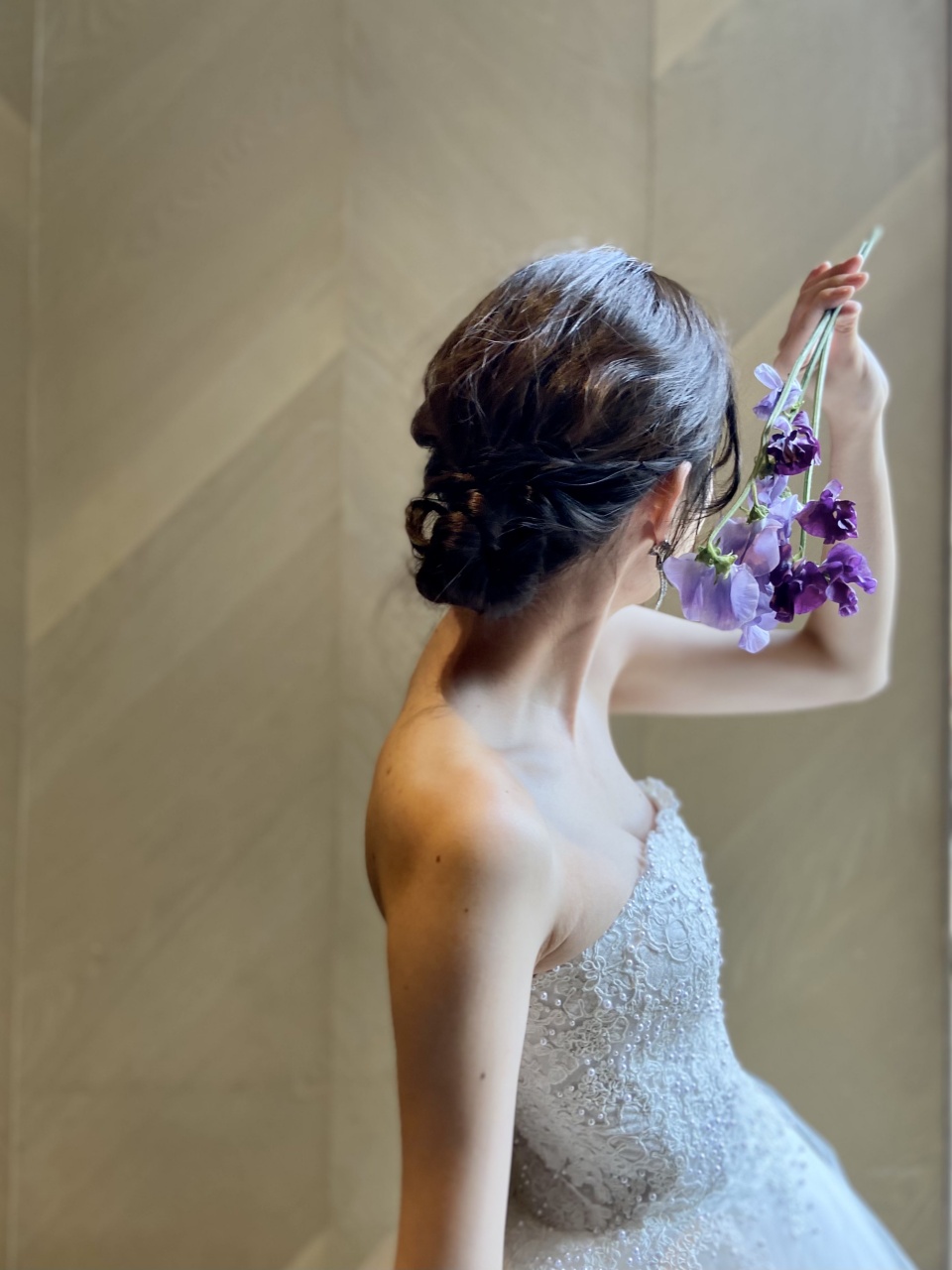 女性らしいレースやビーディングが華やかなウェディングドレスは、ウィズザスタイルのナチュラルで温かみのある雰囲気にぴったり