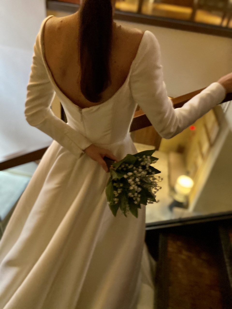 気品あふれるミカドシルクのロングスリーブドレスは、大人なクラシカルさを演出