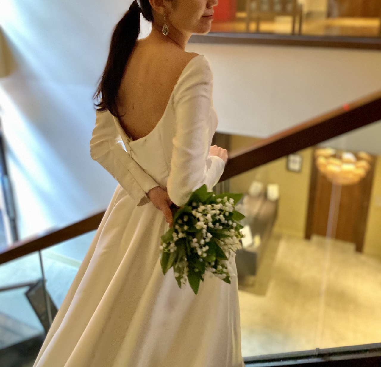 ミカドシルクを使用した上品で女性らしいウェディングドレスには、すずらんのブーケを合わせて可憐な印象をプラス