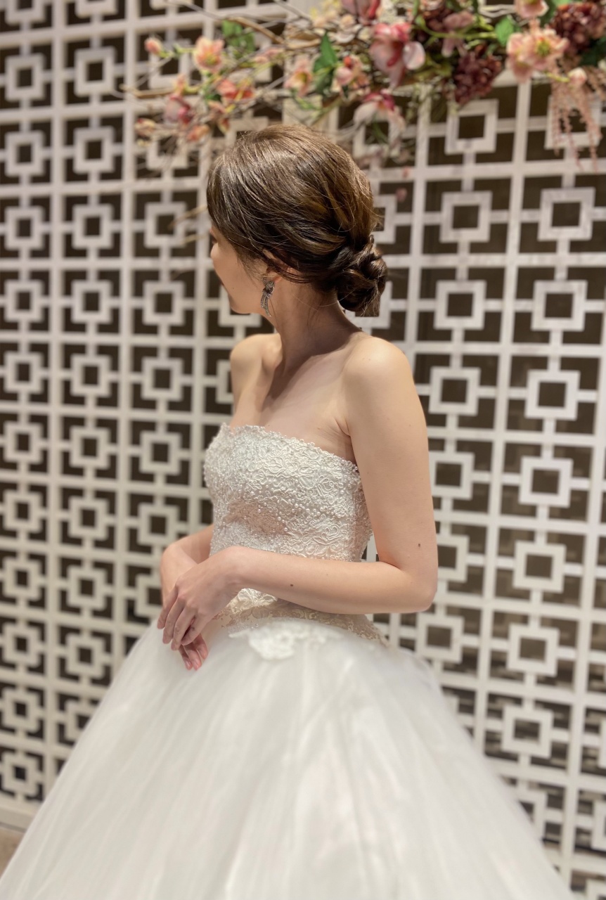 ウィズザスタイルのノースの会場に映える、柔らかでふんわりとしたチュールとビーディングが華やかなウェディングドレス