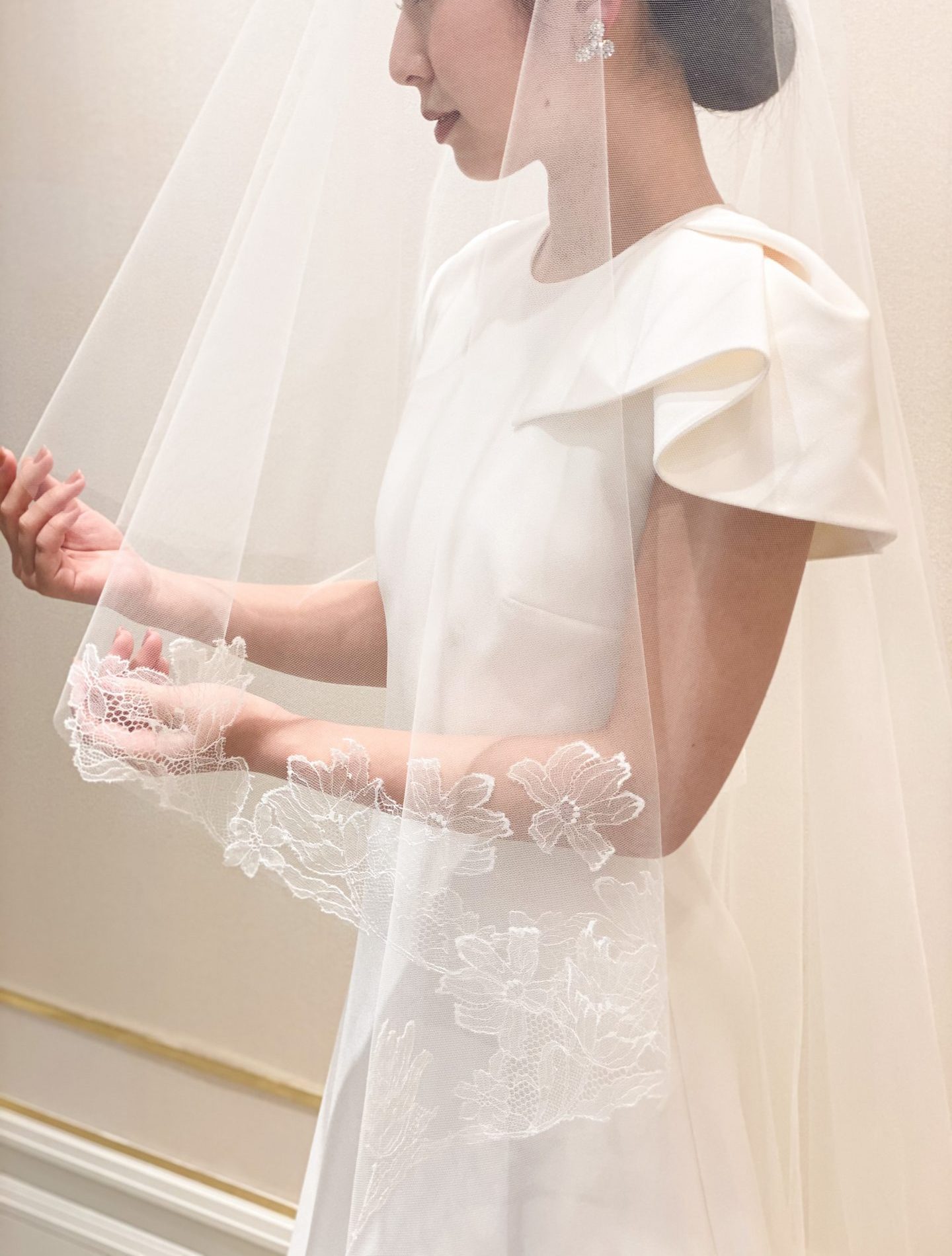 洗練されたシンプルなデザインが美しいサフィヤのウェディングドレスには繊細なハンドメイドの刺繍が美しいロングベールを合わせて