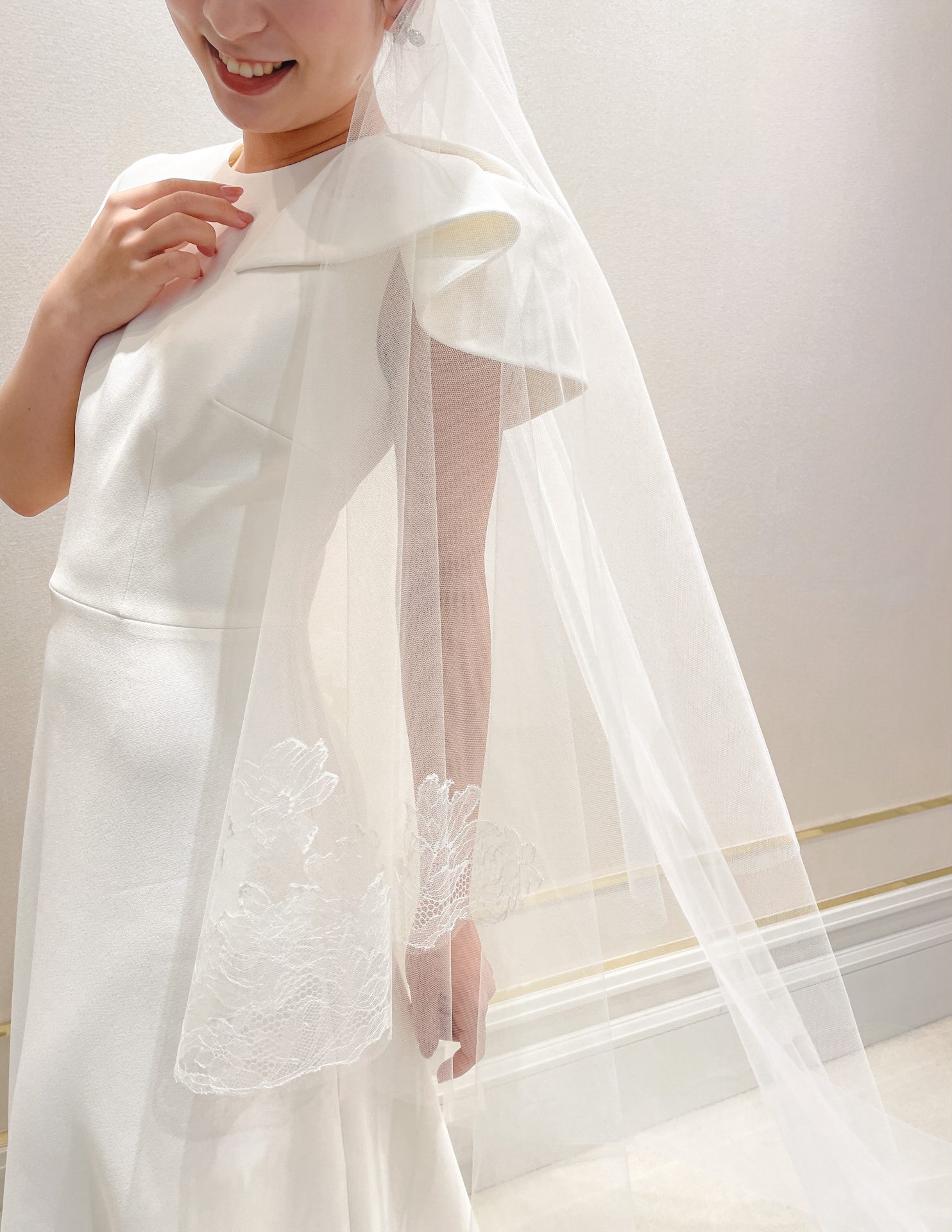 大阪心斎橋にあるドレスショップトリートドレッシングより、アットホームな結婚式におすすめな細身Aラインのナチュラルなウェディングドレス