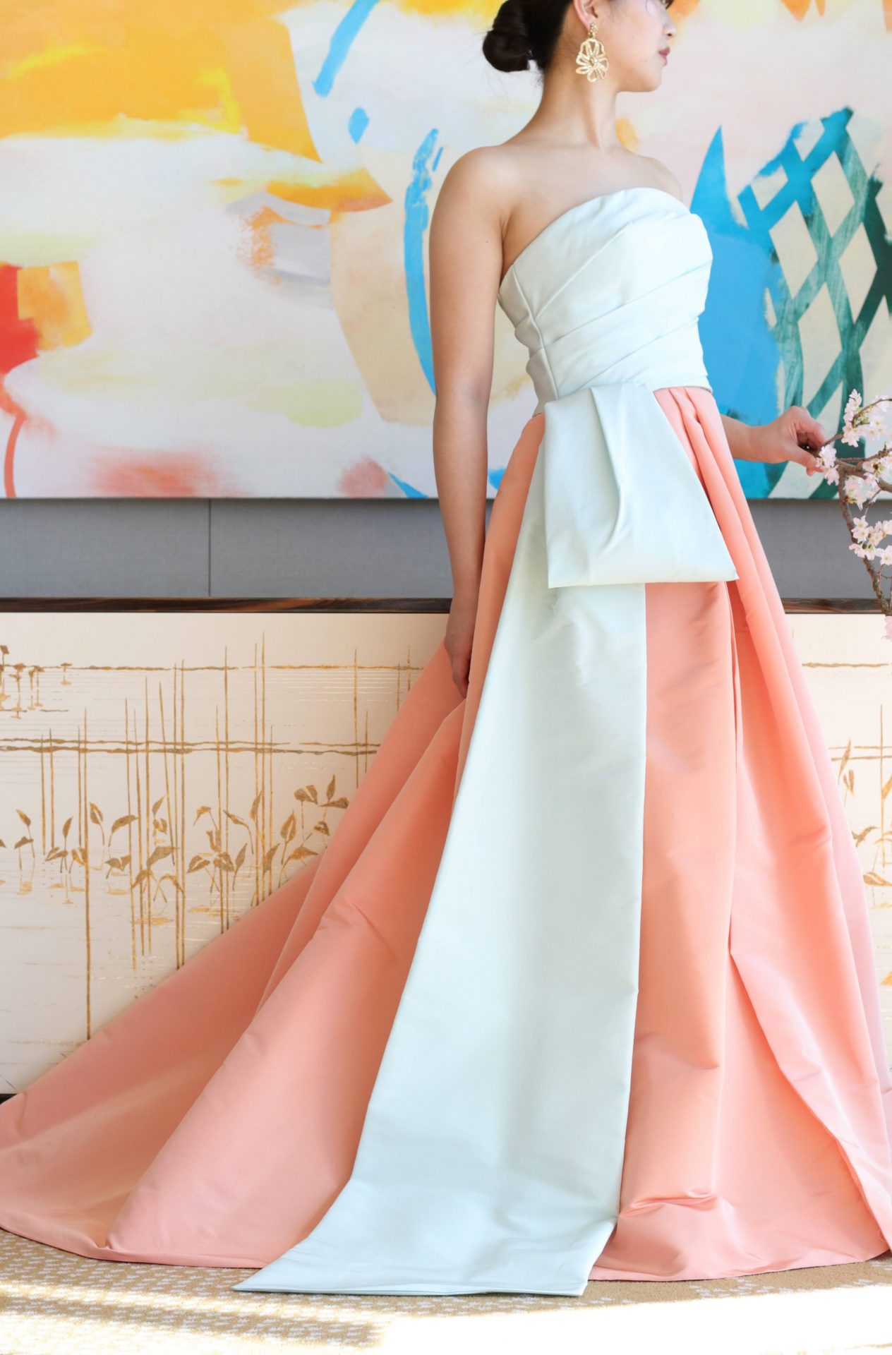 東京表参道にあるパレスホテル東京の提携ドレスショップ、ザトリートドレッシングからおすすめするのは、女性のお身体をしなやかに見せるシルエットと腰元から大胆に広がるトレーンが華やかなカラードレスです