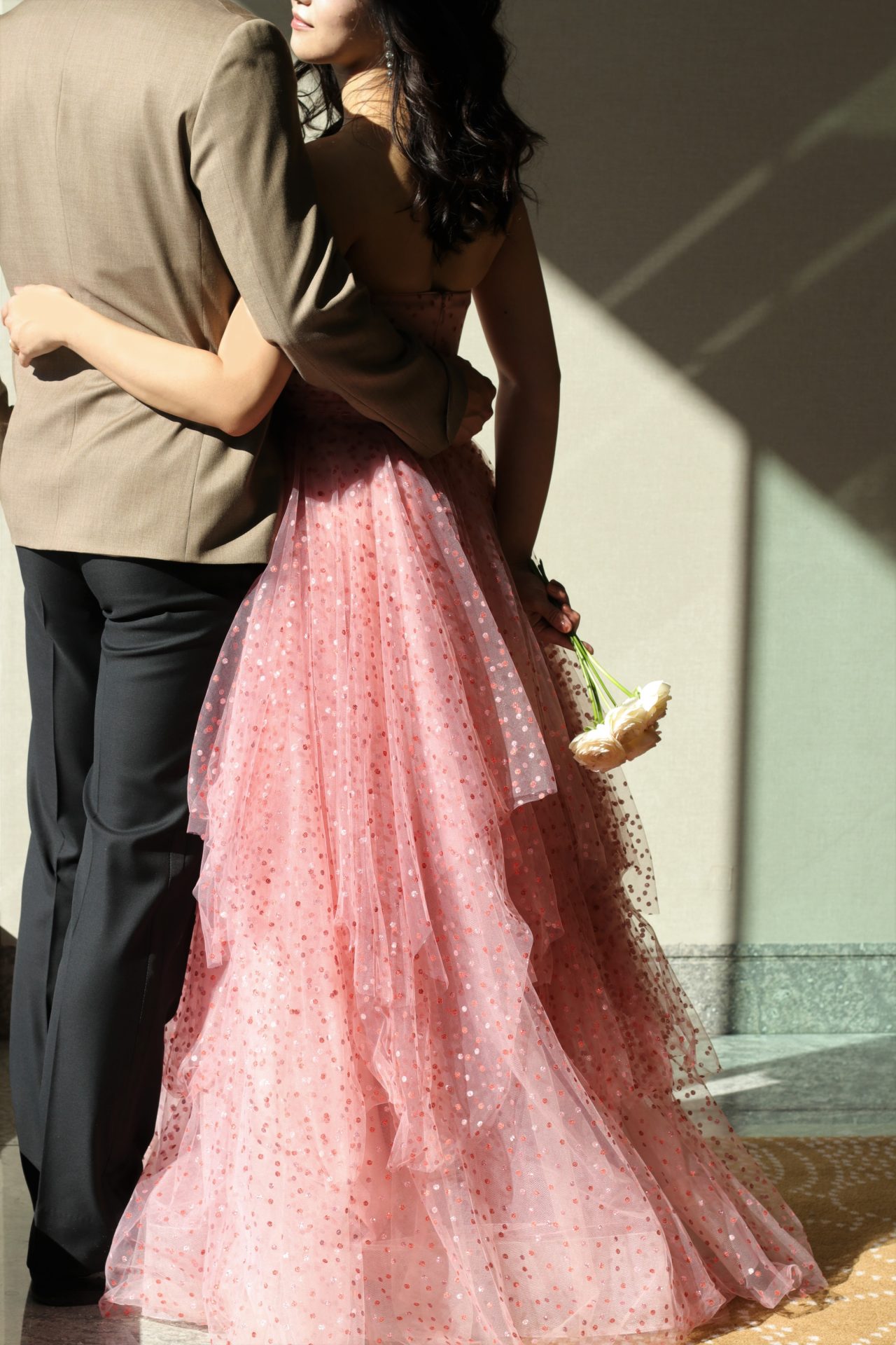 東京丸の内にあるパレスホテル東京の開放的な披露宴会場では、ザトリートドレッシングアディション店が取り扱う洗練されたデザインのインポートドレスやタキシードお召しいただくことで、格式高いホテル婚を叶えられます