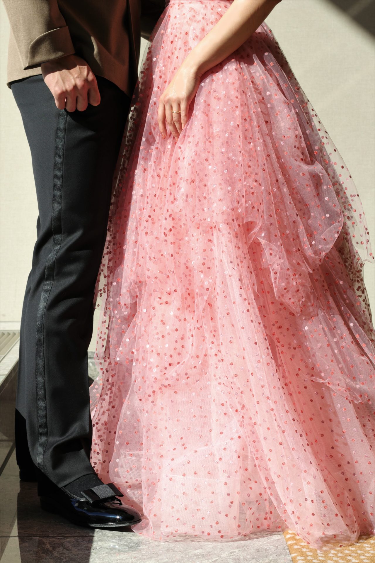 パレスホテル東京で人気の会場・葵西は、大きなピクチャーウィンドウから自然光がたっぷり差し込むため、透明感溢れるレイヤースカートがふわっと揺れる、ジェニーパッカムのドレスがおすすめです