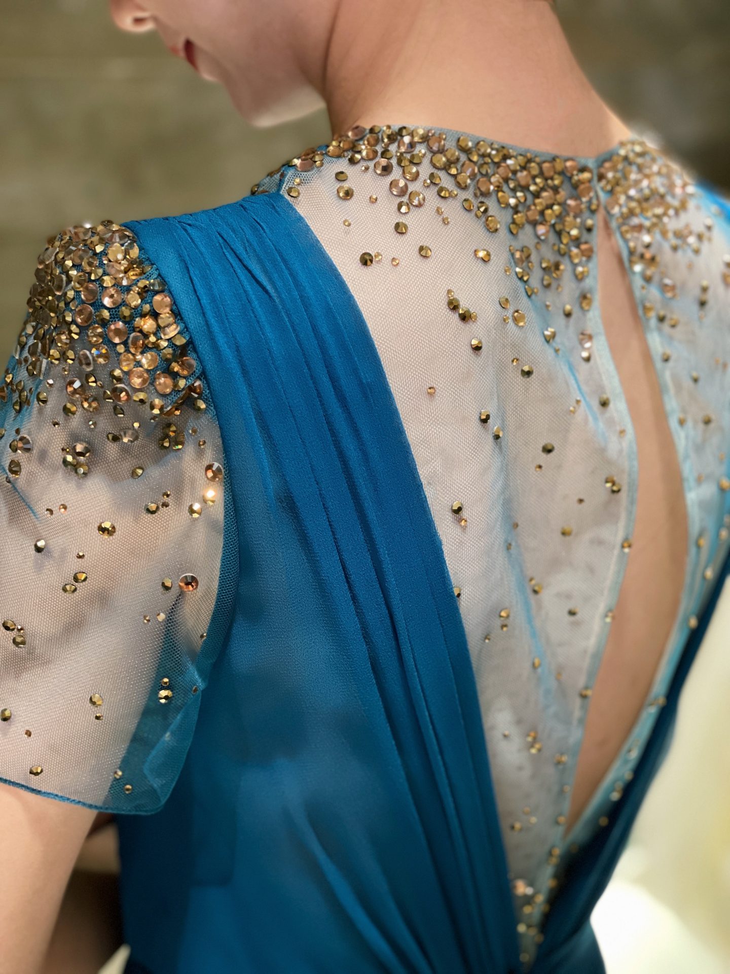 マリンブルーとオレンジのビジューが美しいJenny Packham(ジェニー・パッカム)の新作カラードレス