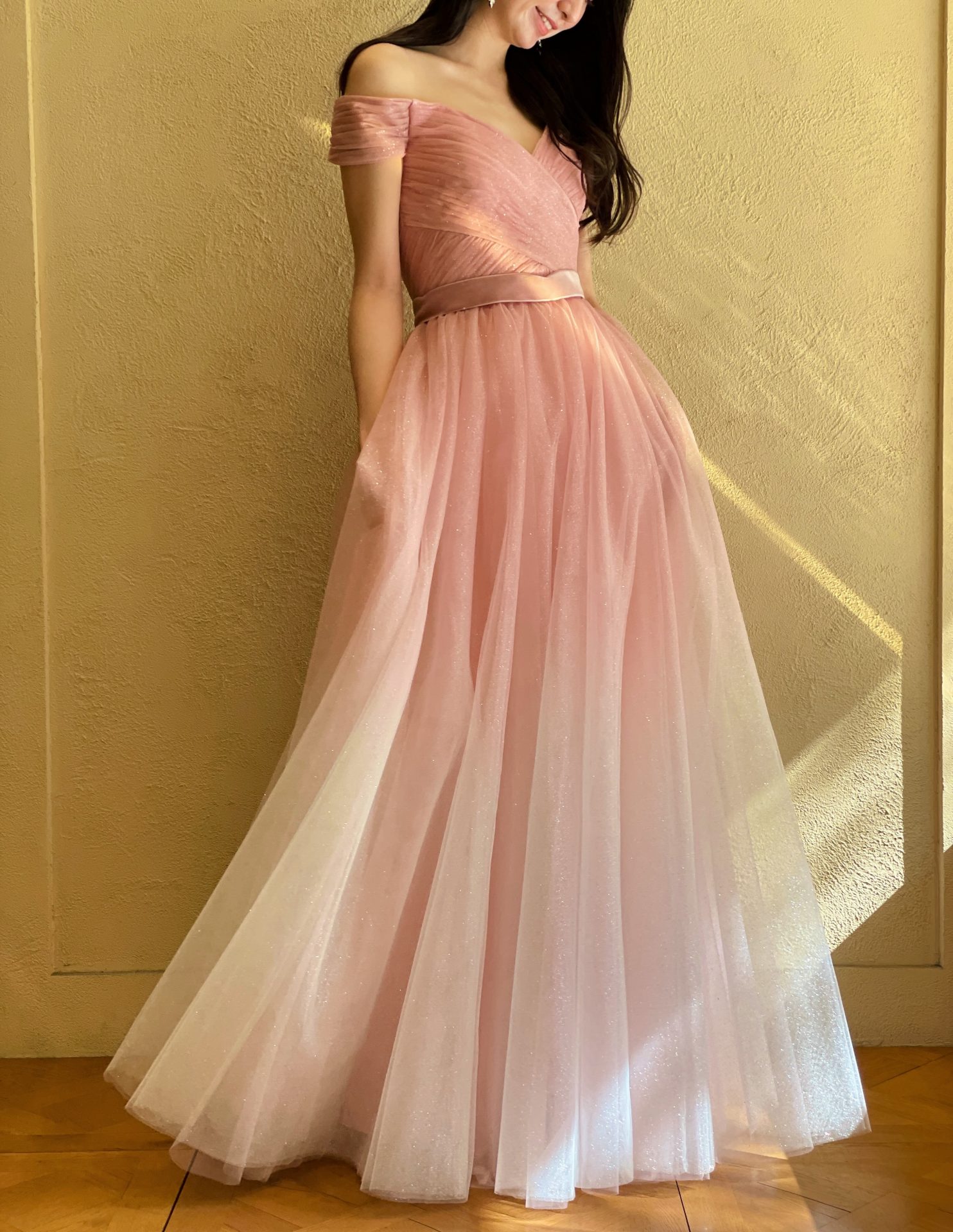 関西のおしゃれな結婚式場に合う可憐なピンク色が素敵なオフショルダーのカラードレス