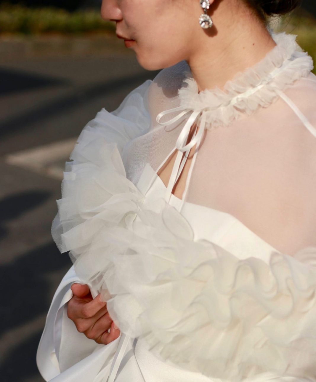 トリートメゾンフォートモコイズミのチュールのボレロはシンプルなAラインのウェディングドレスをゴージャスな印象にします。