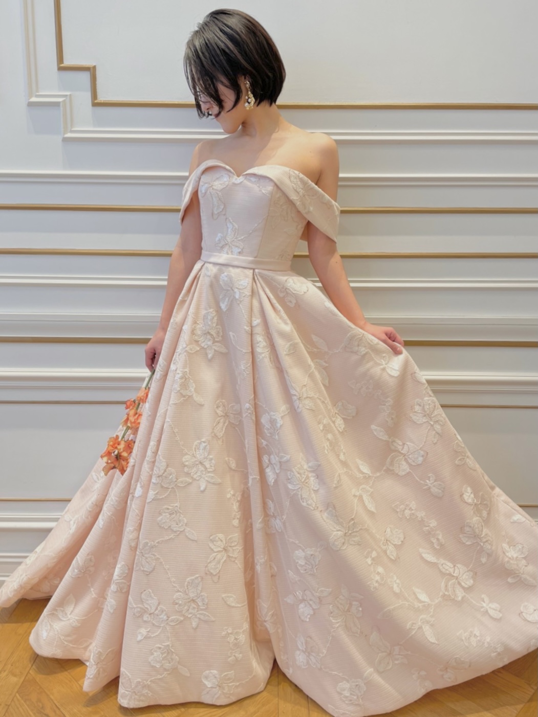 ザトリートドレッシング名古屋店にて人気のリーフフォーブライズのオフショルダーのパステルピンクのカラードレス