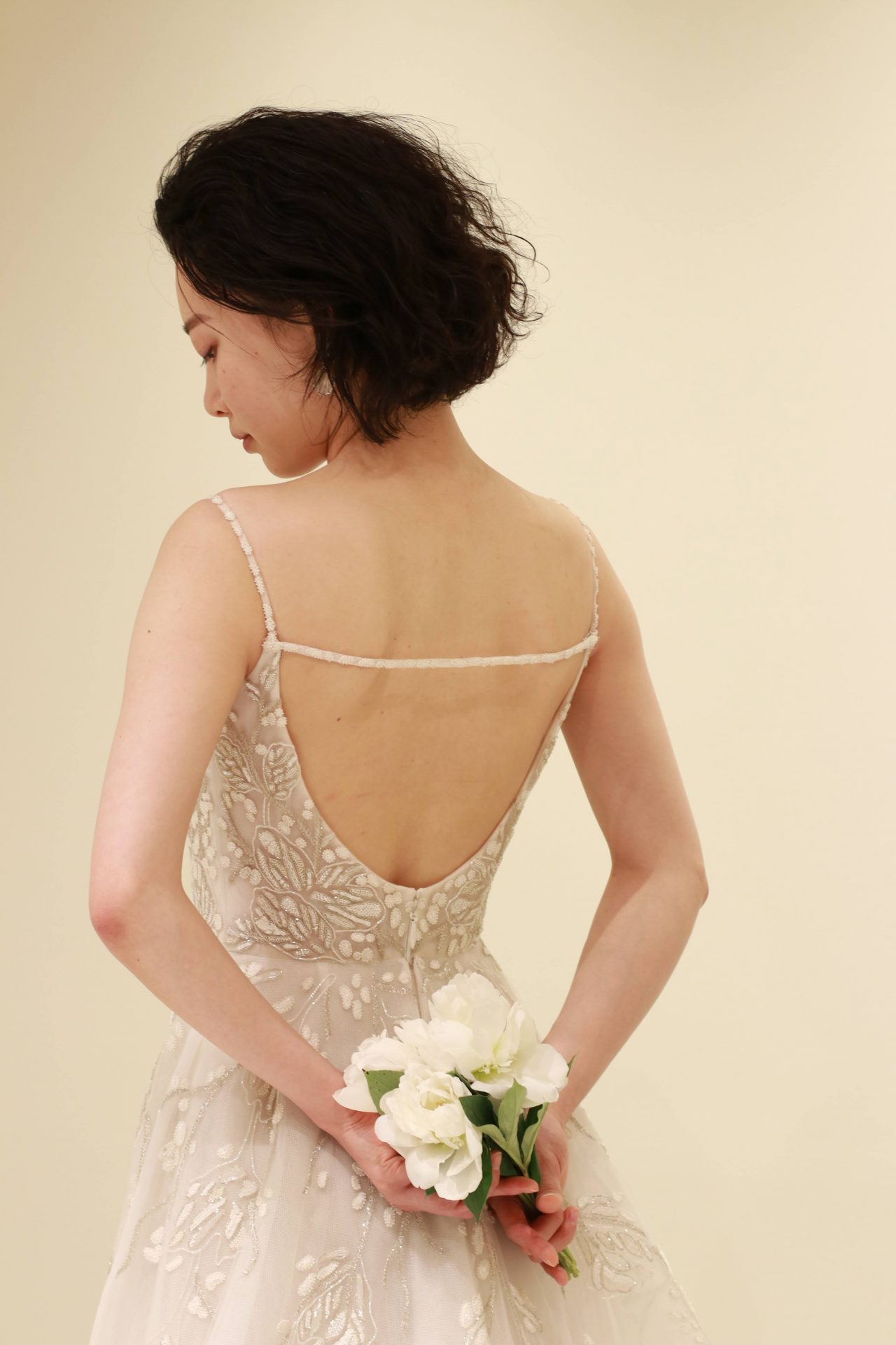 Reem Acra(リーム・アクラ)のチュールで王道Aラインドレスに背中のバックストラップが施されることでトレンド感あふれるバックスタイルを叶えます。