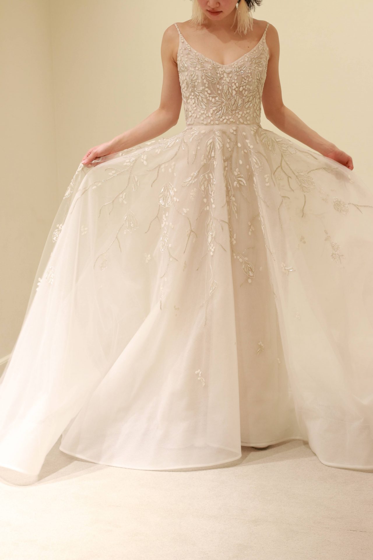 トリートドレッシングに入荷したリームアクラの新作のドレスは、女性のボディラインを柔らかく包み込み、インド刺繍で華やかをプラスし、軽やかで透明感あふれるチュールのAラインドレスです