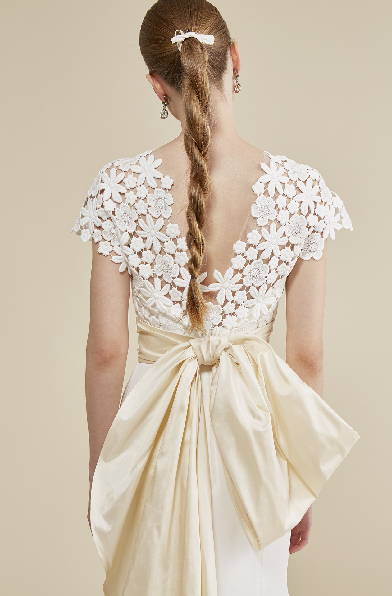 トリートオリジナルブランド、トリートメゾンのウェディングのご紹介。ブルーリボンが目を引くおしゃれな1着です。