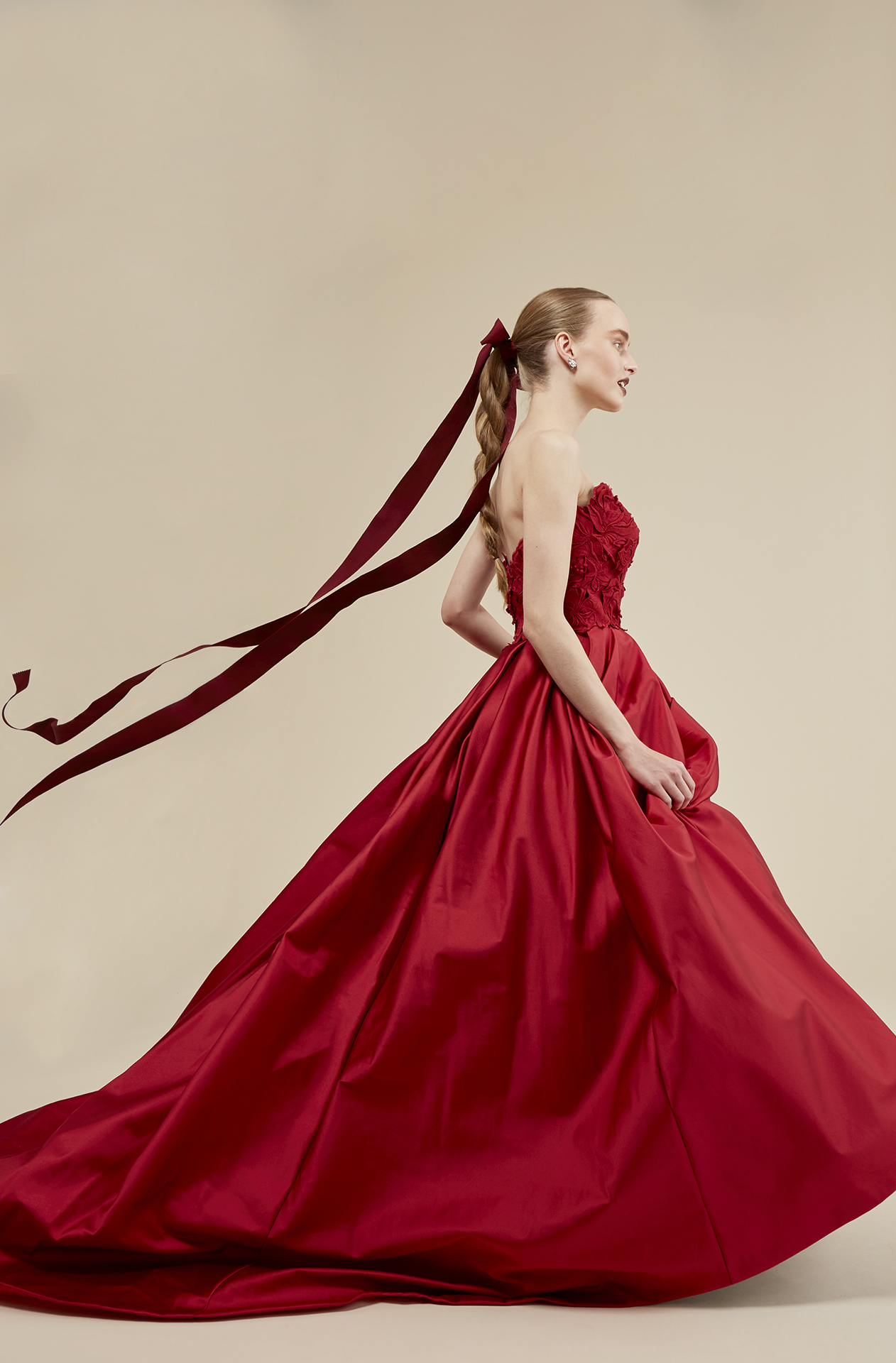 トリートオリジナルカラードレスのご紹介。人気の赤色のカラードレスはビスチェタイプのAラインがおすすめ。