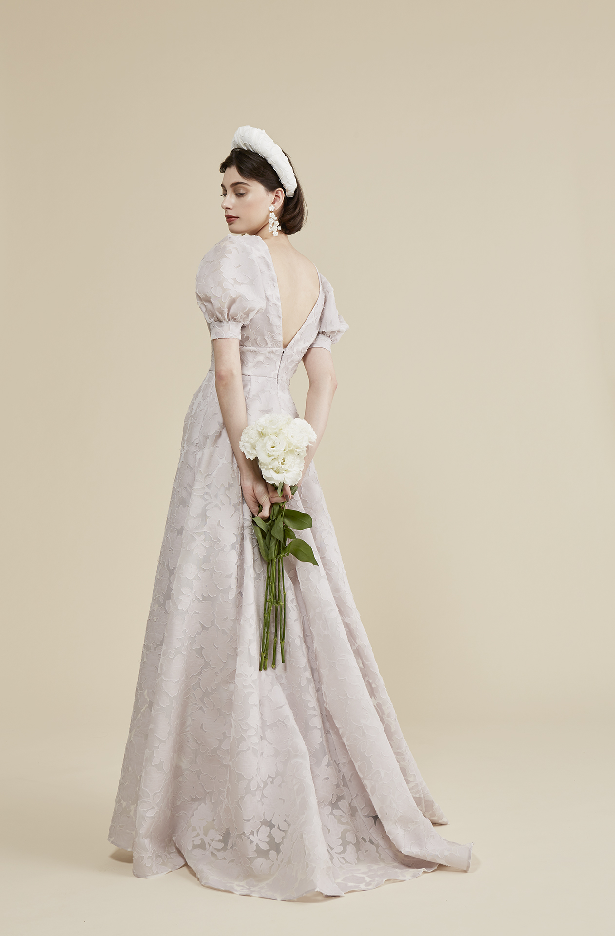 トリートのオリジナルブランド、トリートメゾンのウェディングドレスのご紹介。パフスリーブのウェディングドレスは、ファッショナブルな花嫁スタイルを実現してくれます。