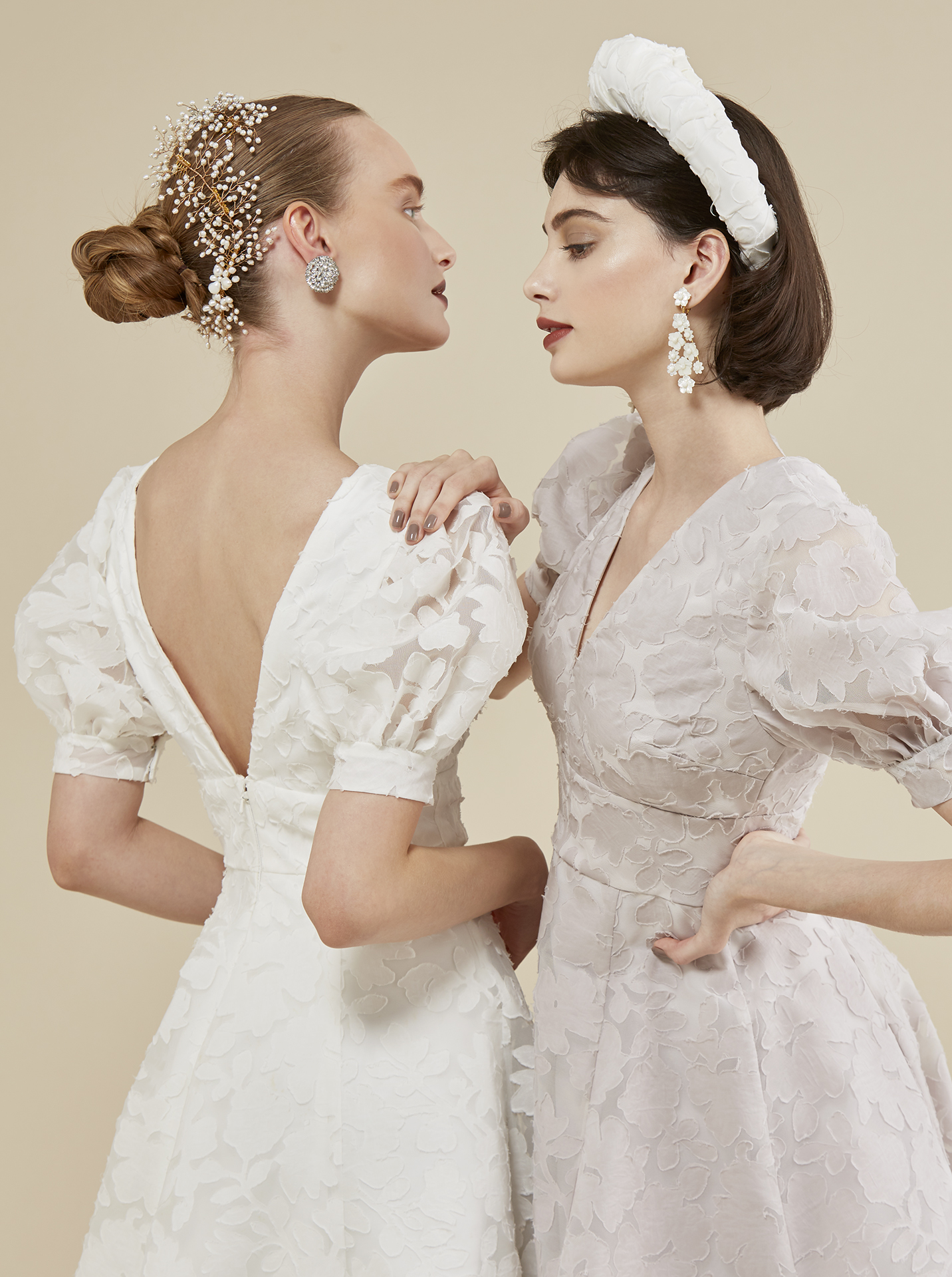 トリートのオリジナルブランド、トリートメゾンのウェディングドレスのご紹介。パフスリーブのウェディングドレスは、ファッショナブルな花嫁スタイルを実現してくれます。