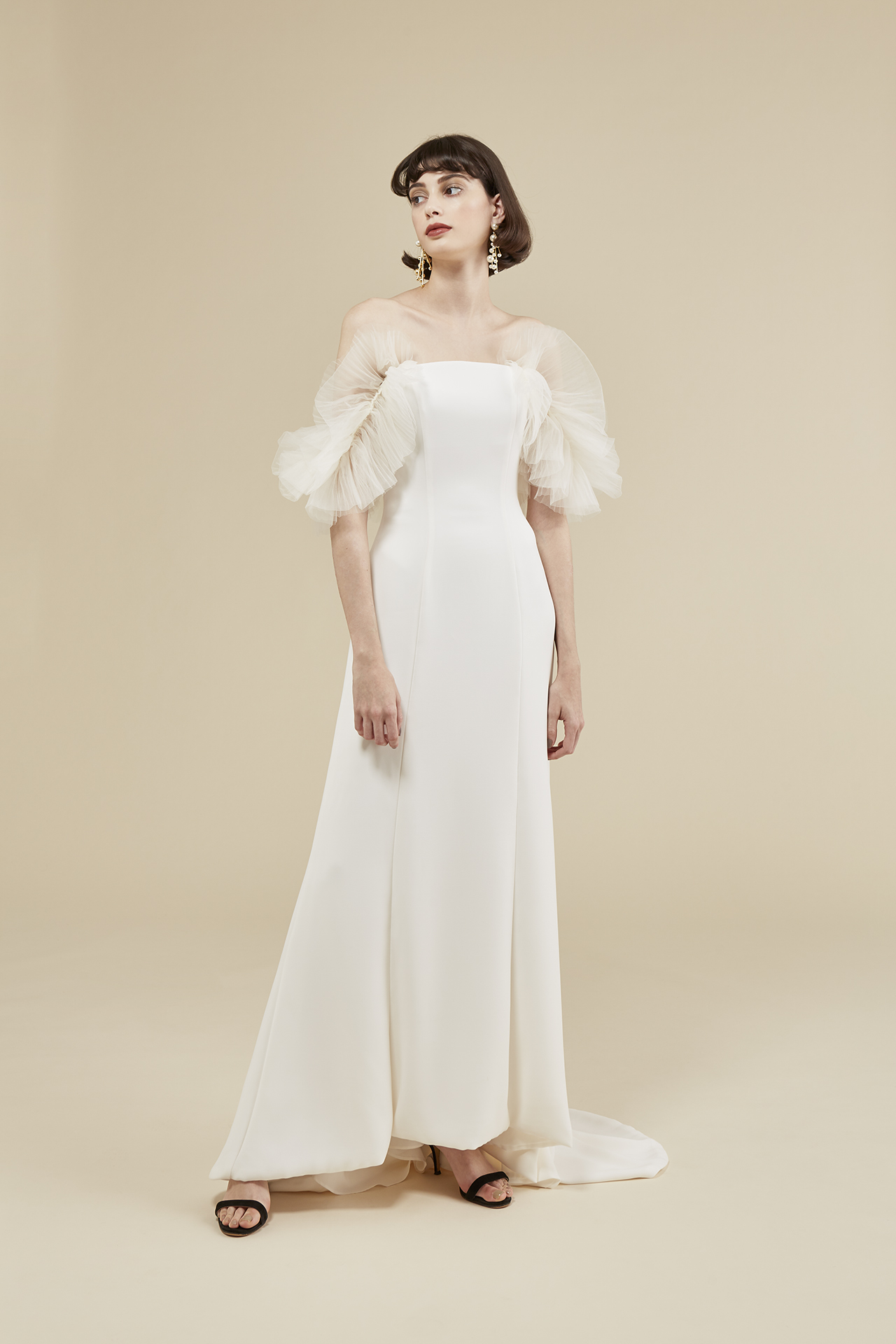 トリートオリジナルブランド、トリートメゾンのウェディングのご紹介。オフショルダーのフリルがトレンド感を感じさせ目を引くおしゃれな1着です。