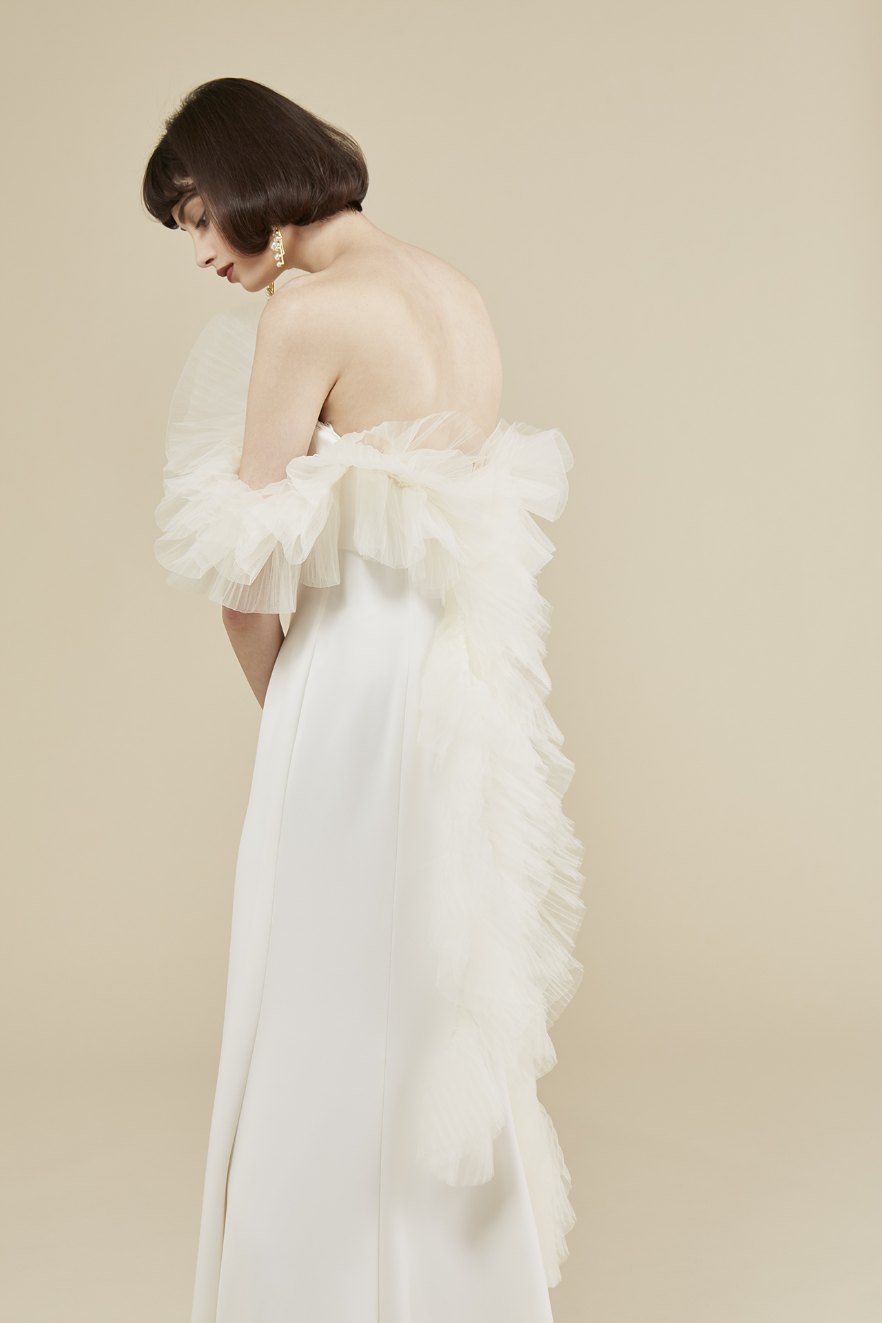 トリートオリジナルブランド、トリートメゾンのウェディングのご紹介。オフショルダーのフリルがトレンド感を感じさせ目を引くおしゃれな1着です。
