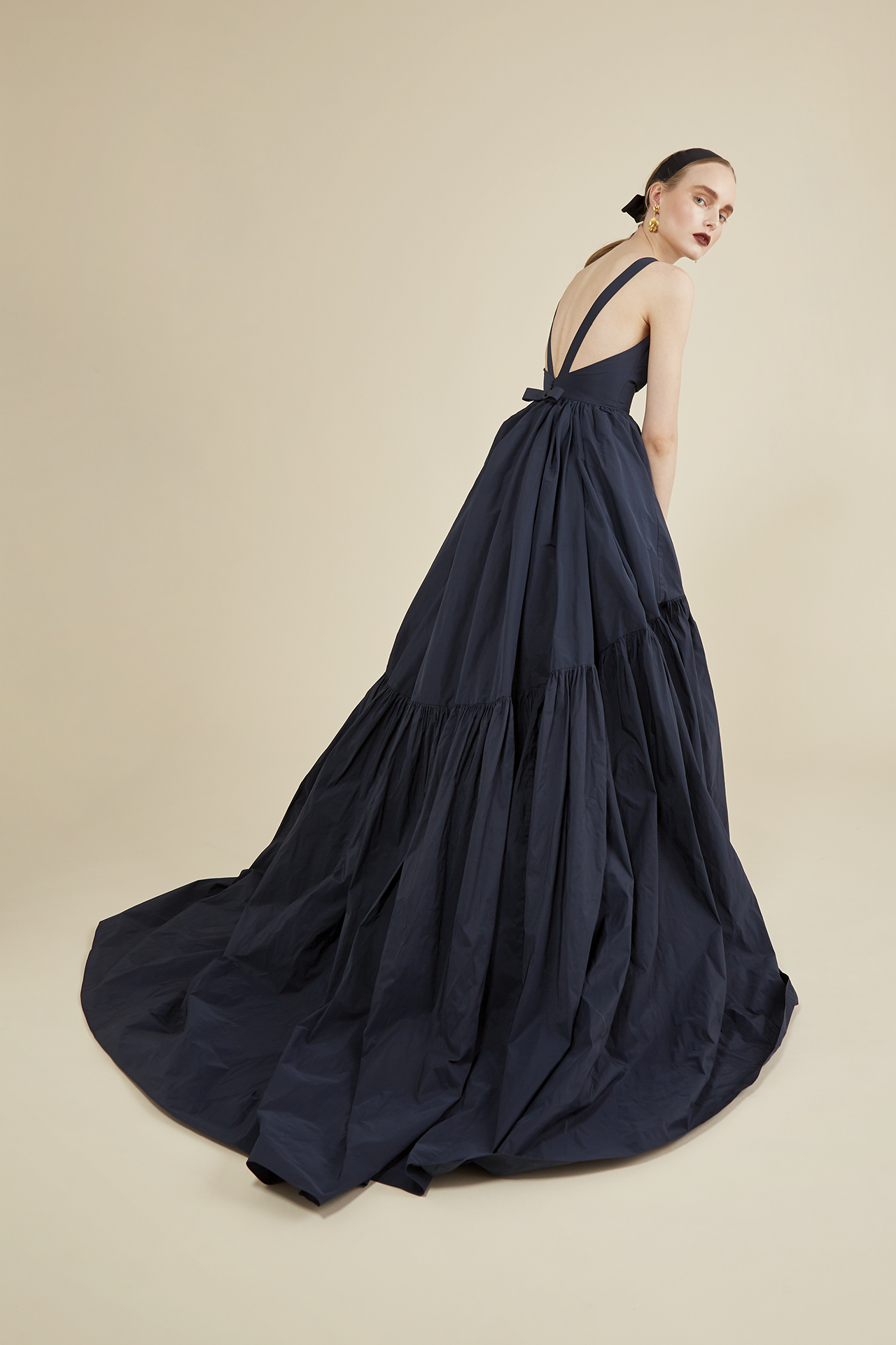 トリートのオリジナルカラードレス。人気のV開きのバックスタイルがおしゃれです。ハリ感のあるモードなスタイルを楽しんで。