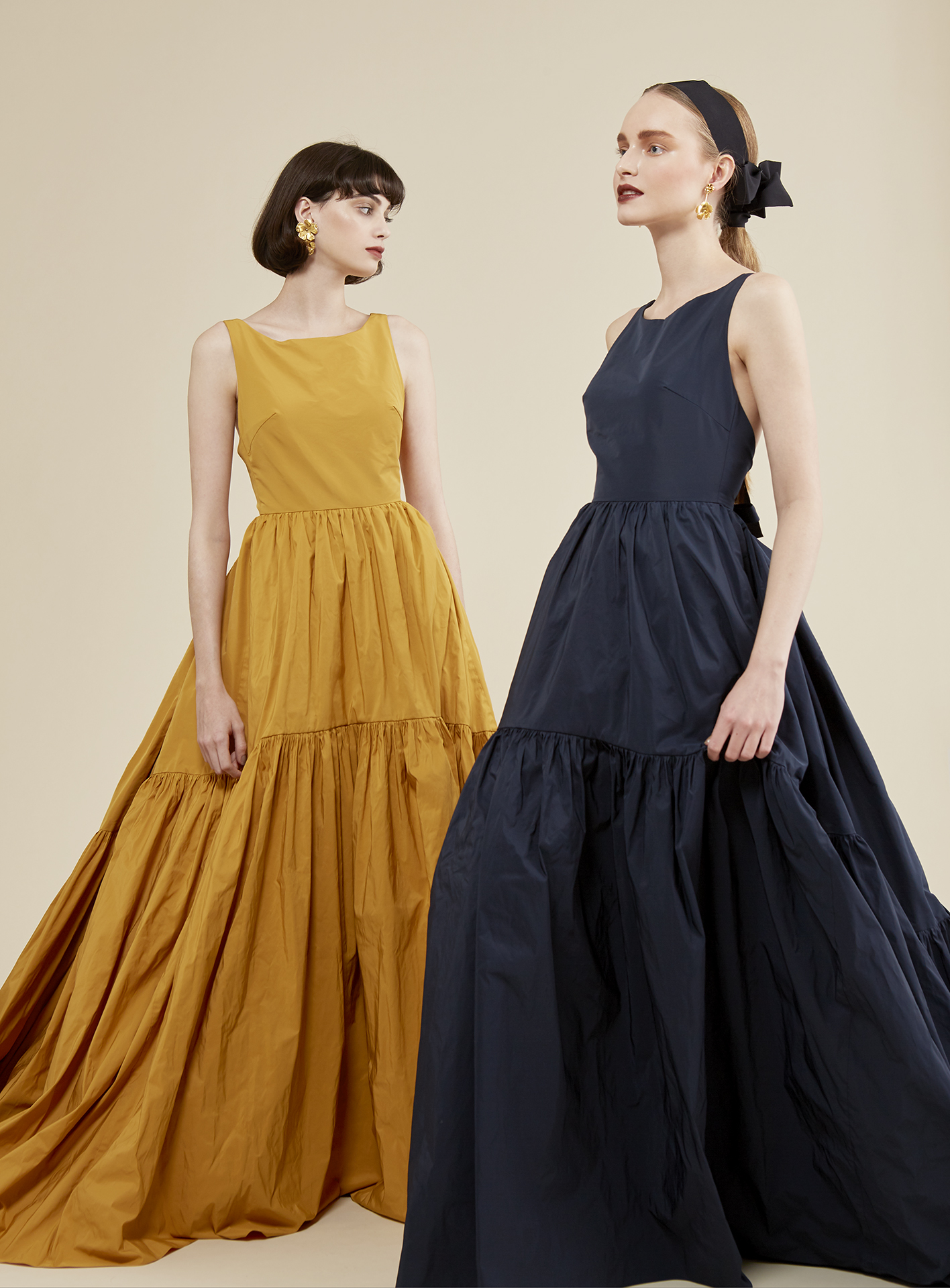 トリートのオリジナルカラードレス。人気のV開きのバックスタイルがおしゃれです。ハリ感のあるモードなスタイルを楽しんで。