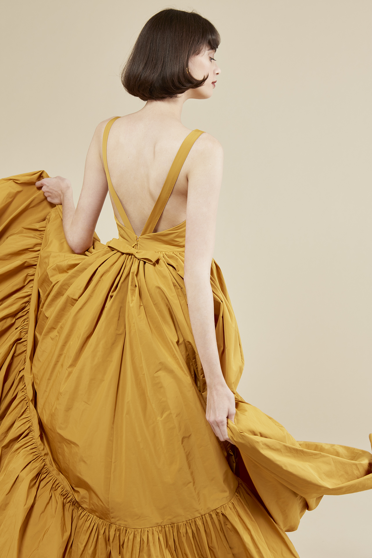 トリートのオリジナルカラードレス。人気のV開きのバックスタイルがおしゃれです。ハリ感のあるモードなスタイルを楽しんで。