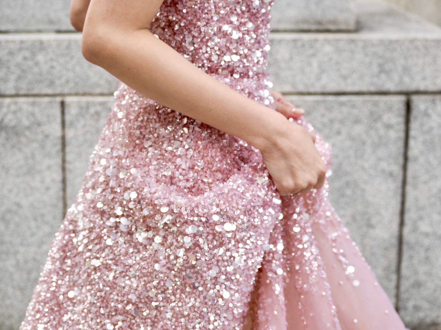 ザトリートドレッシング神戸店にてお取り扱いのある歩むたびに華やかに煌くリームアクラのカラードレスのご紹介