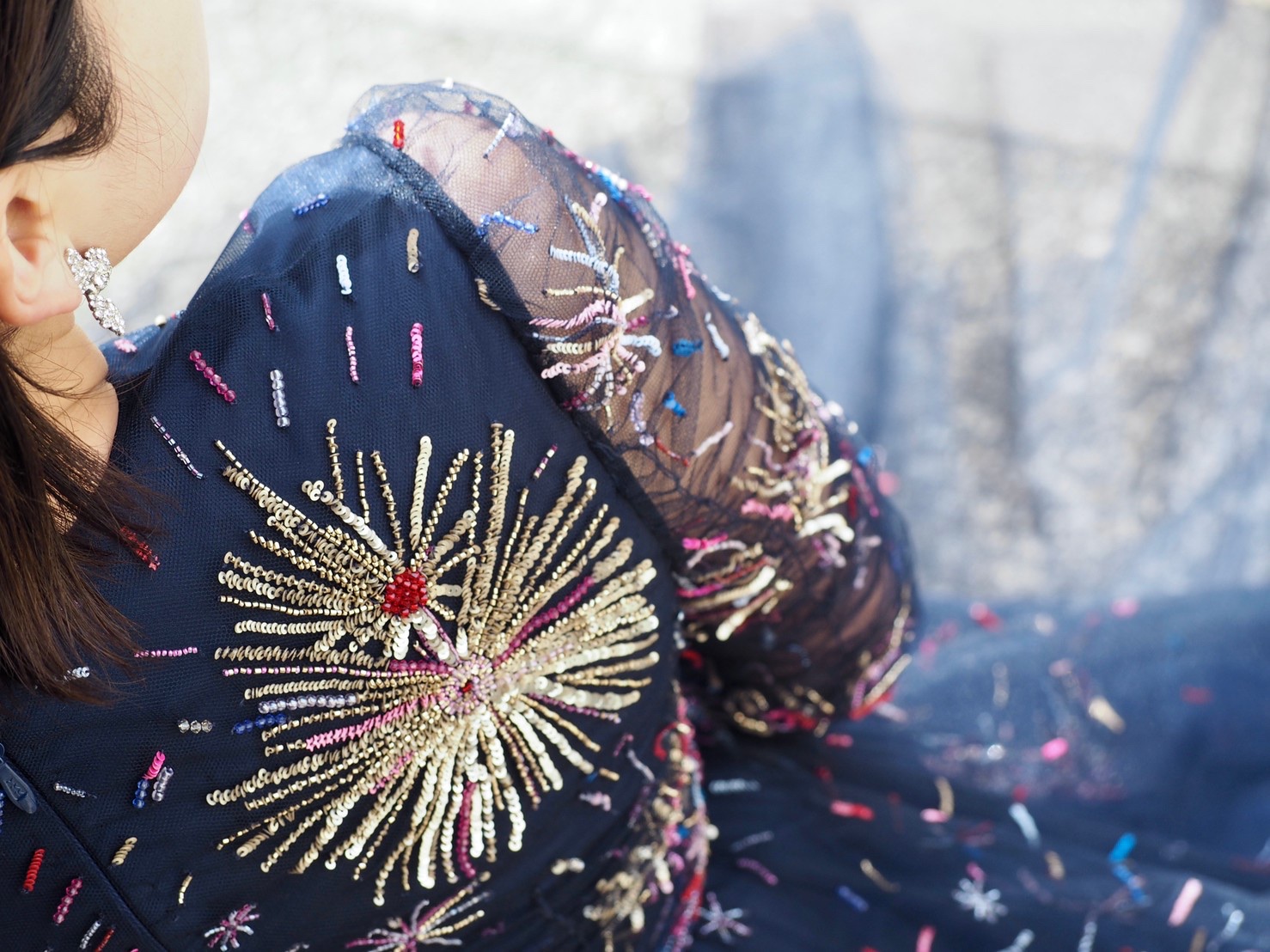 ザトリートドレッシング神戸店にてお取り扱いのある細やかなビジューが美しいモニークルイリエのミッドナイトブルーカラードレスのご紹介