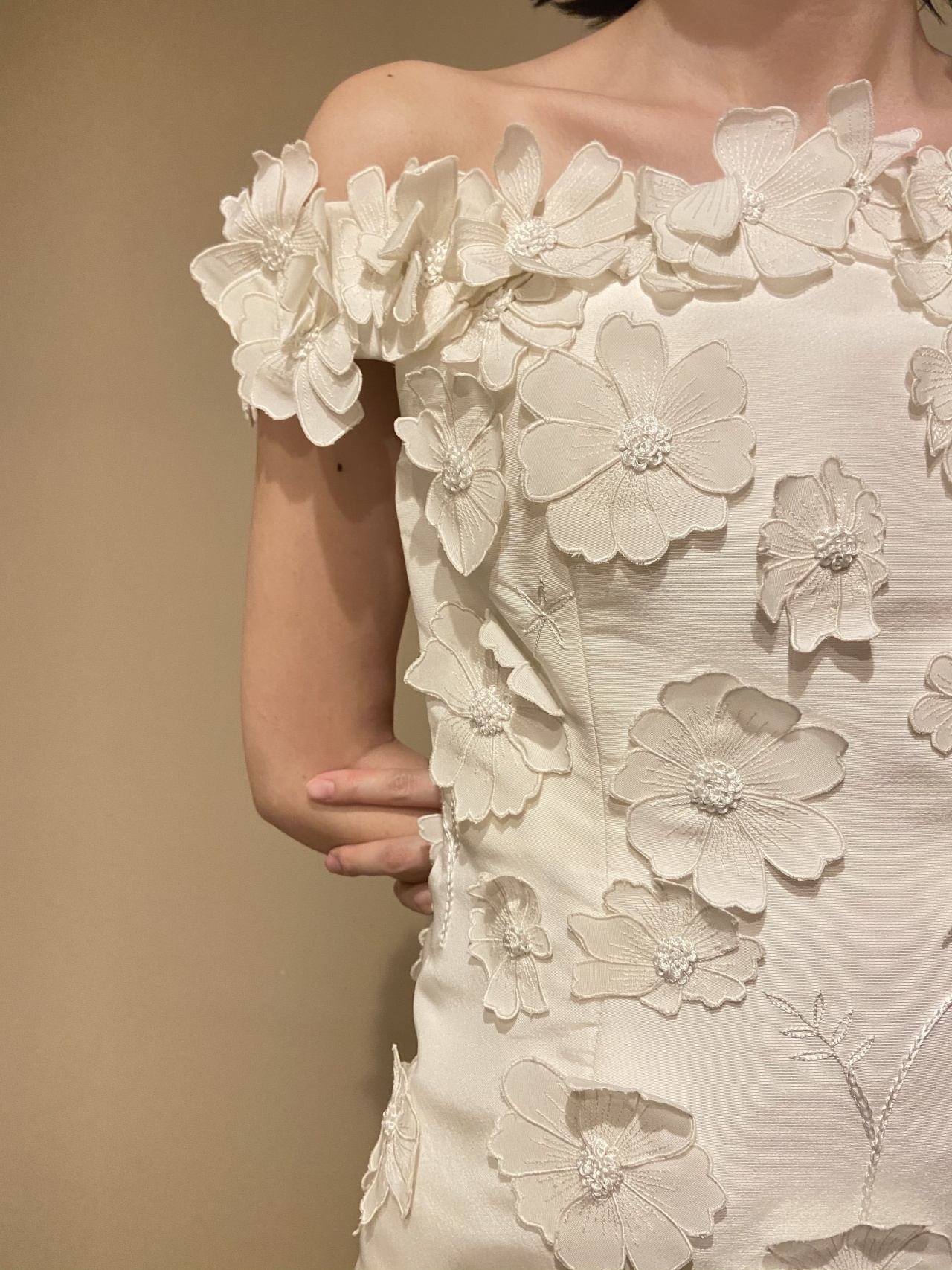 立体的なお花モチーフが魅力的なオスカー・デ・ラ・レンタのウェディングドレス