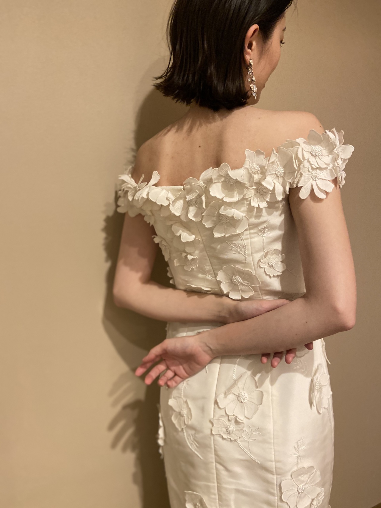 女性らしい繊細な3Dモチーフの刺繍が華やかなウェディングドレスは、ウィズザスタイルのナチュラルで温かみのある雰囲気にぴったり