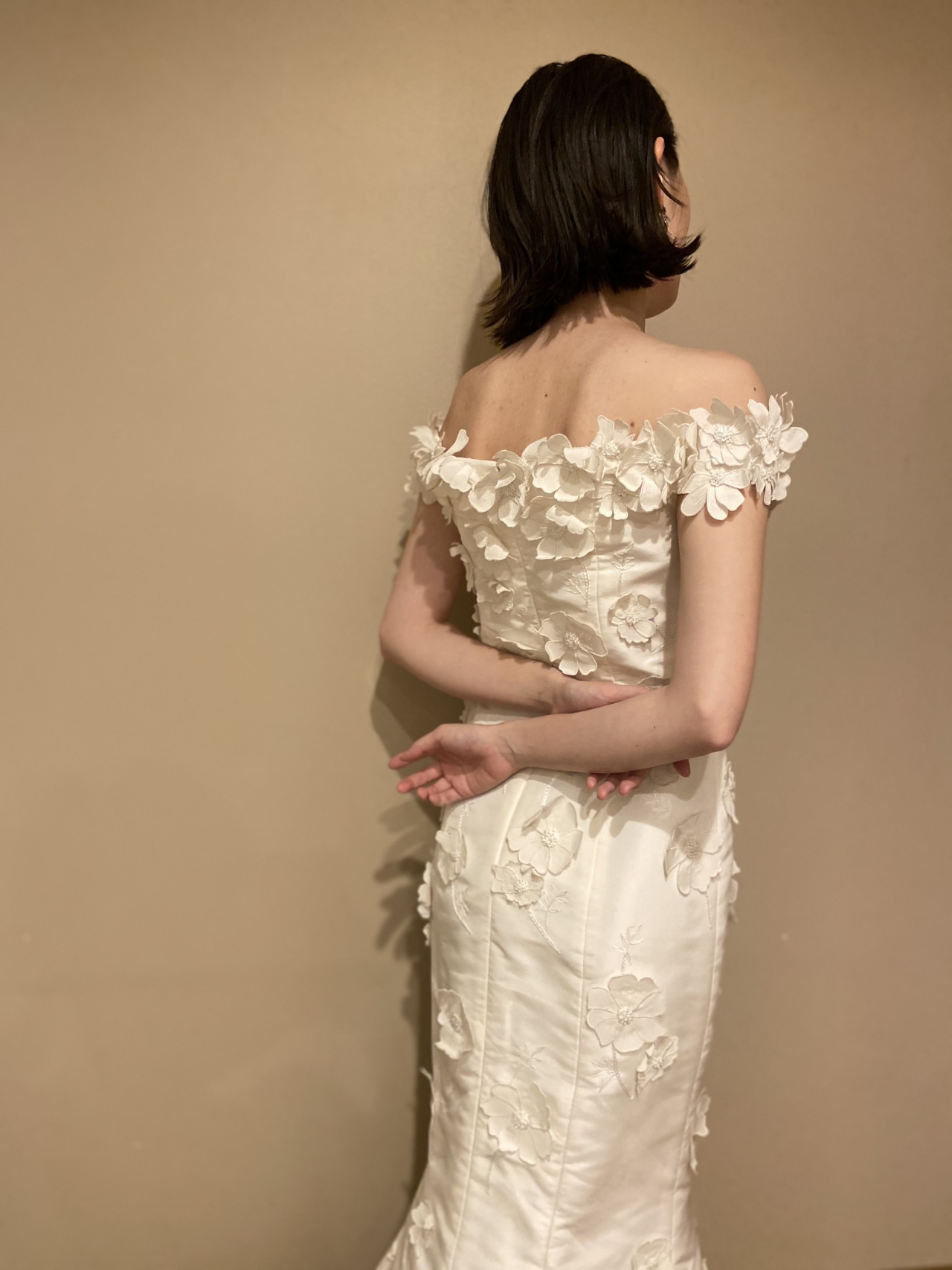 オフショルダーで女性らしいマーメイドドレス