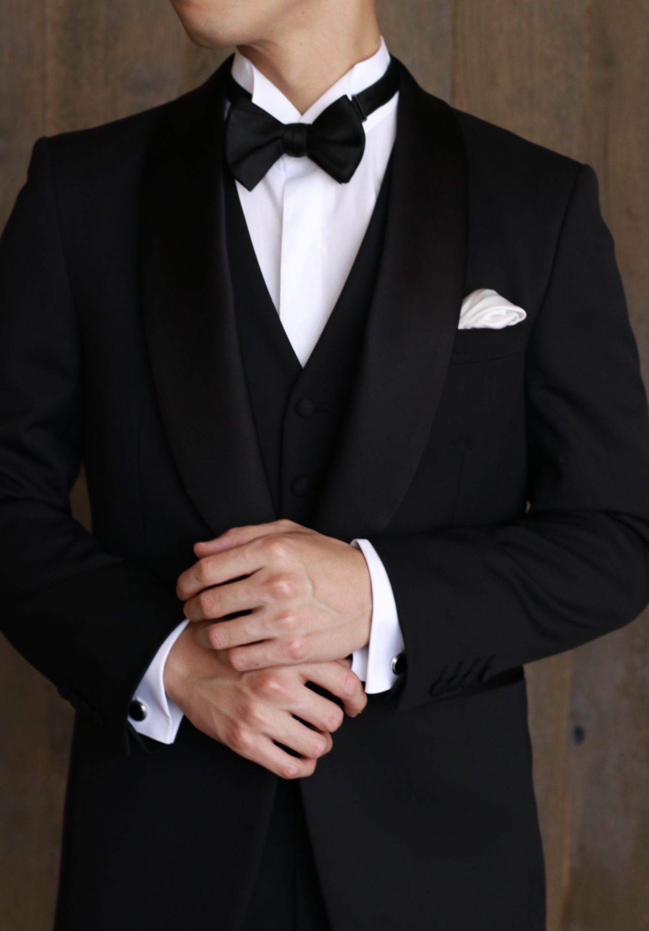 ご結婚式を挙げる新郎新婦の衣裳をレンタルできるドレスショップ、THETREATDRESSING(ザトリートドレッシング)では、ブラックタイが印象的なフォーマルタキシードをオーダーでもご用意しております