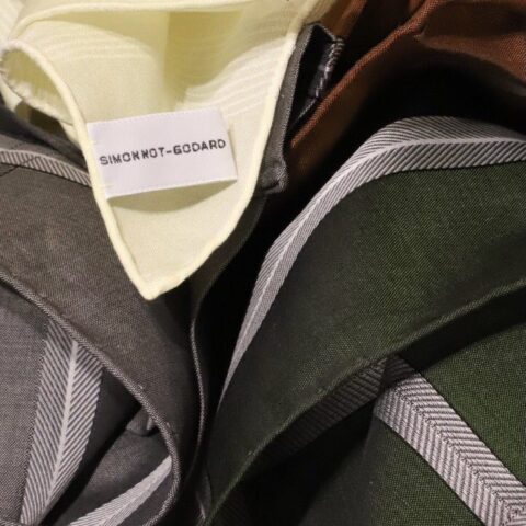 TREAT Gentlemanでお取り扱いのあるポケットチーフ「SIMONNOT GODARD(シモノゴダール) 」。100%コットンを使用し、ハンカチとしてもご使用いただけます。大判なサイズで胸元にボリュームが出るので、華やかさを演出します。