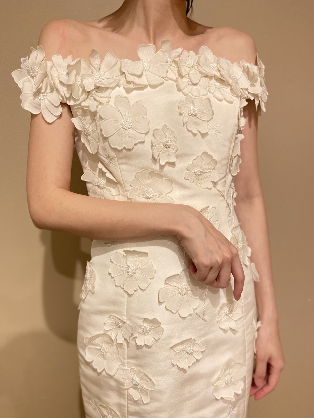 ザ・トリートドレッシング福岡店の提携式場のザ・ルイガンズのシックな会場におすすめの、オスカー・デ・ラ・レンタで細身のウエディングドレス