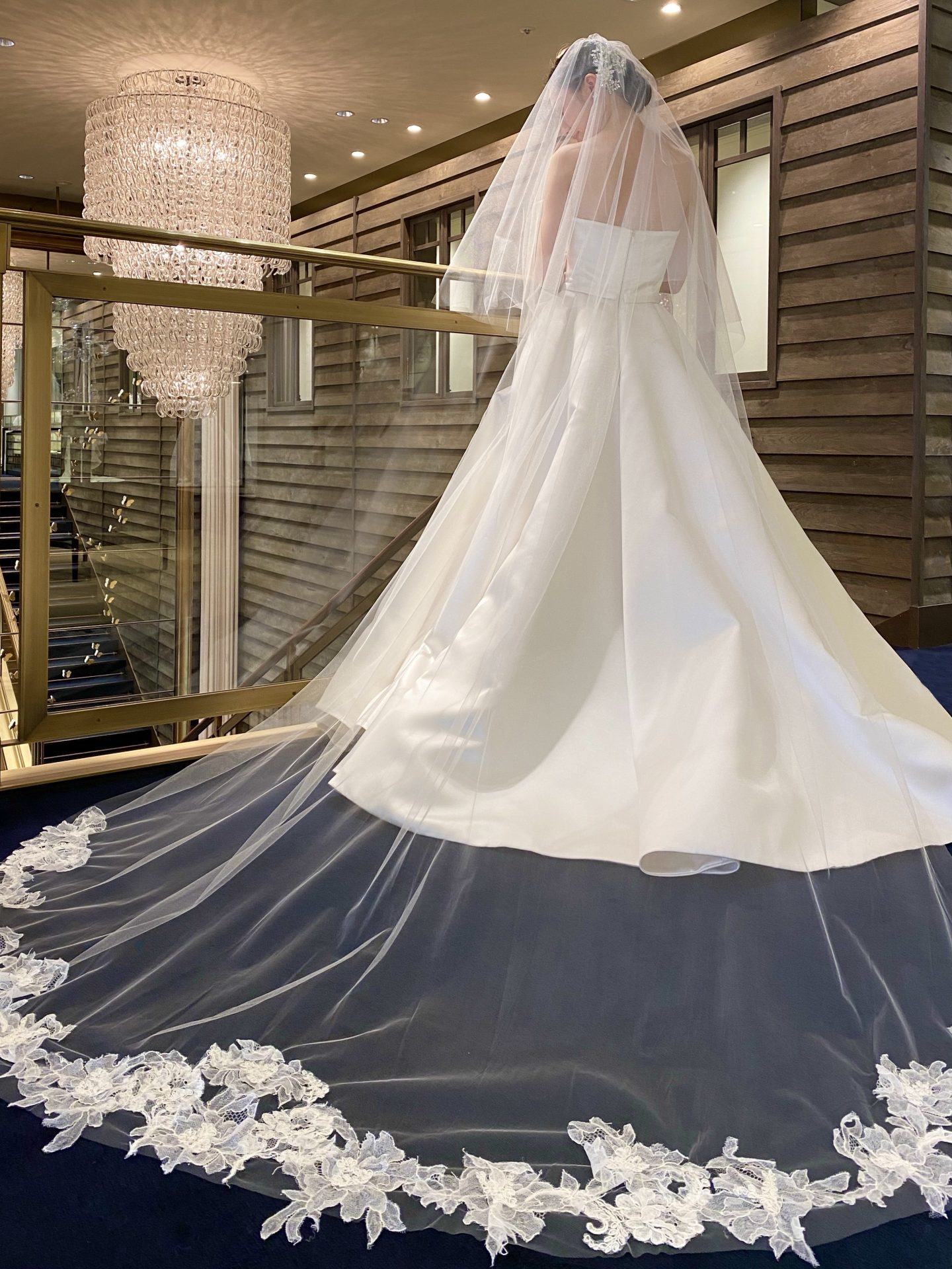 シンプルなドレスに合わせてレースのロングベールを合わせたコーディネート