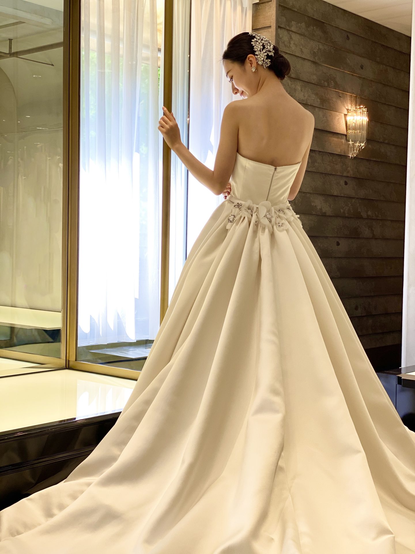 マリア・エレナのイヤリングと取り外しができる2Wayのトレーンをつけた披露宴スタイル