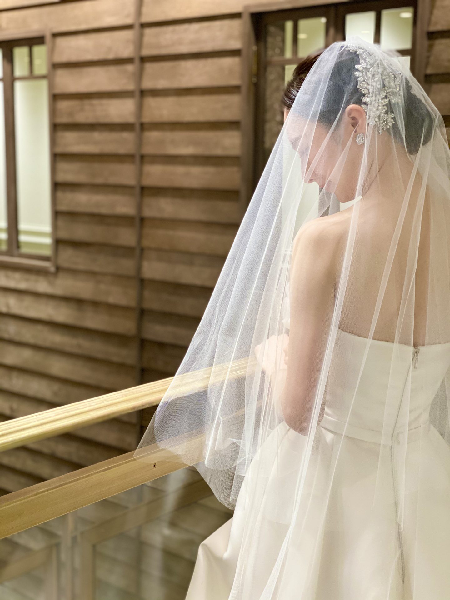 ヴィクター・アンド・ロルフからご紹介するハリ素材のプリンセスラインのウェディングドレス