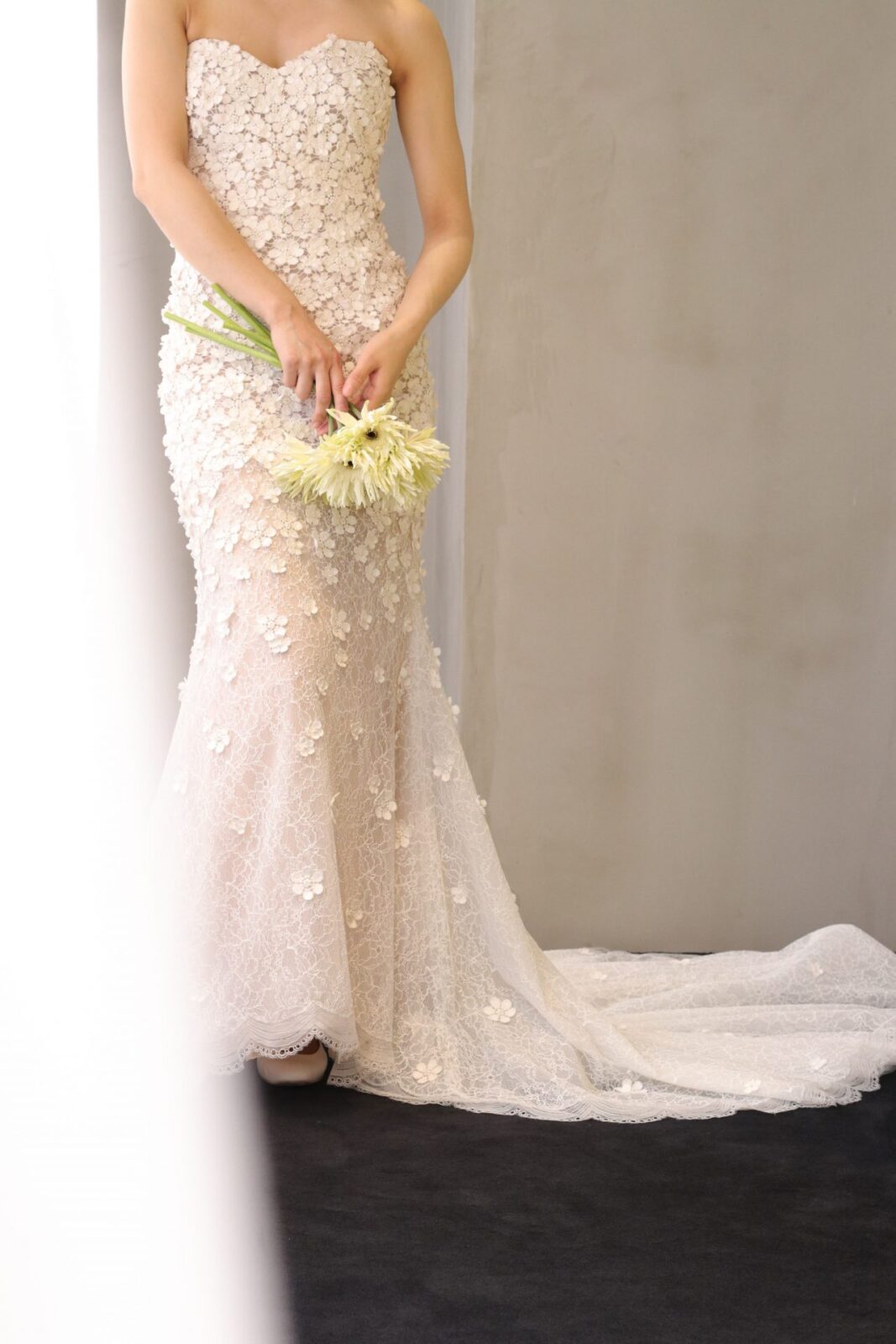 ザトリートドレッシング アディション店よりオスカー デ ラ レンタの女性の身体を美しく魅せるマーメイドラインのウェディングドレスをご紹介いたします